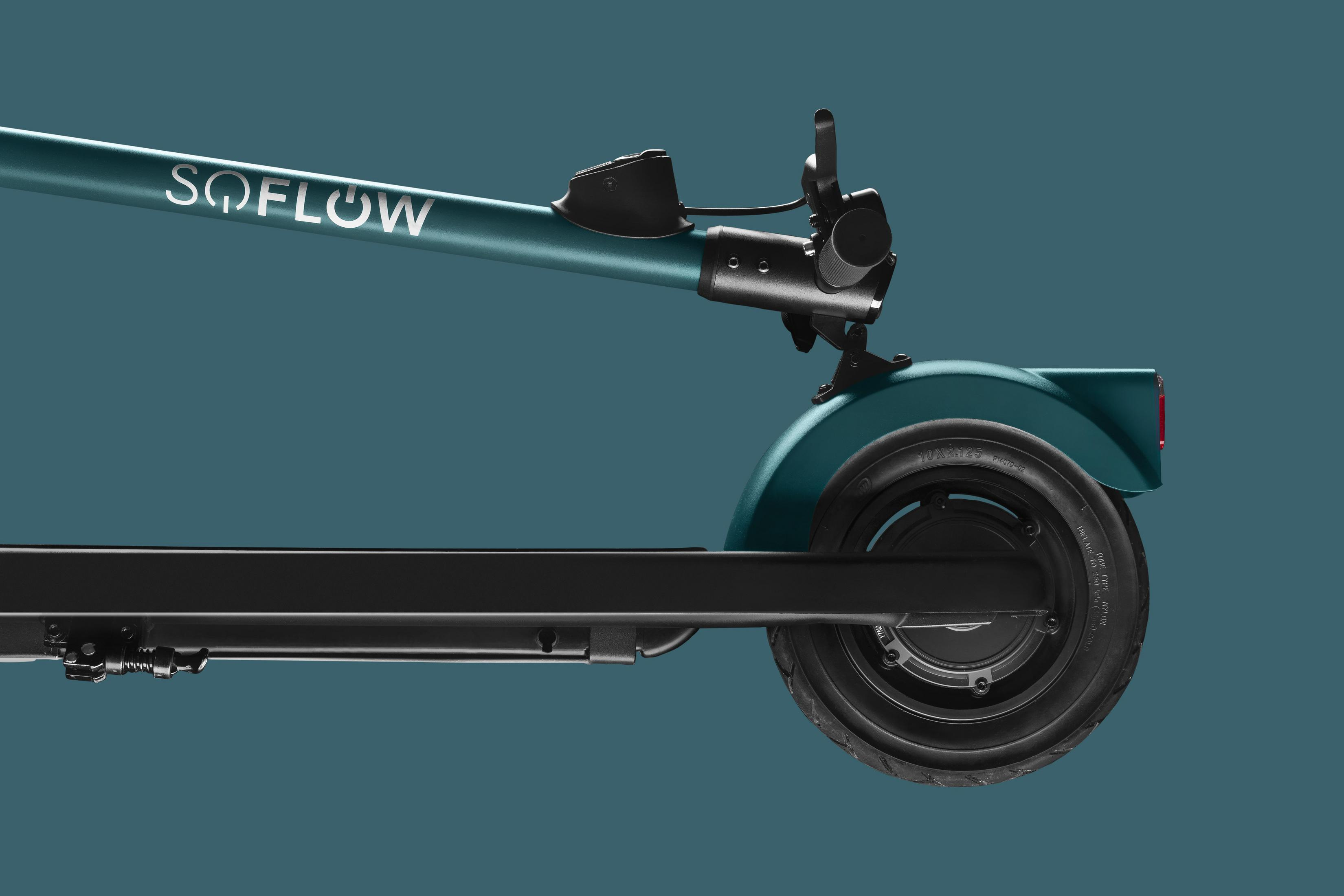 Elektroroller-Heckdetail. Türkisfarbener Roller mit schwarzen Komponenten, türkisfarbener Hintergrund.
