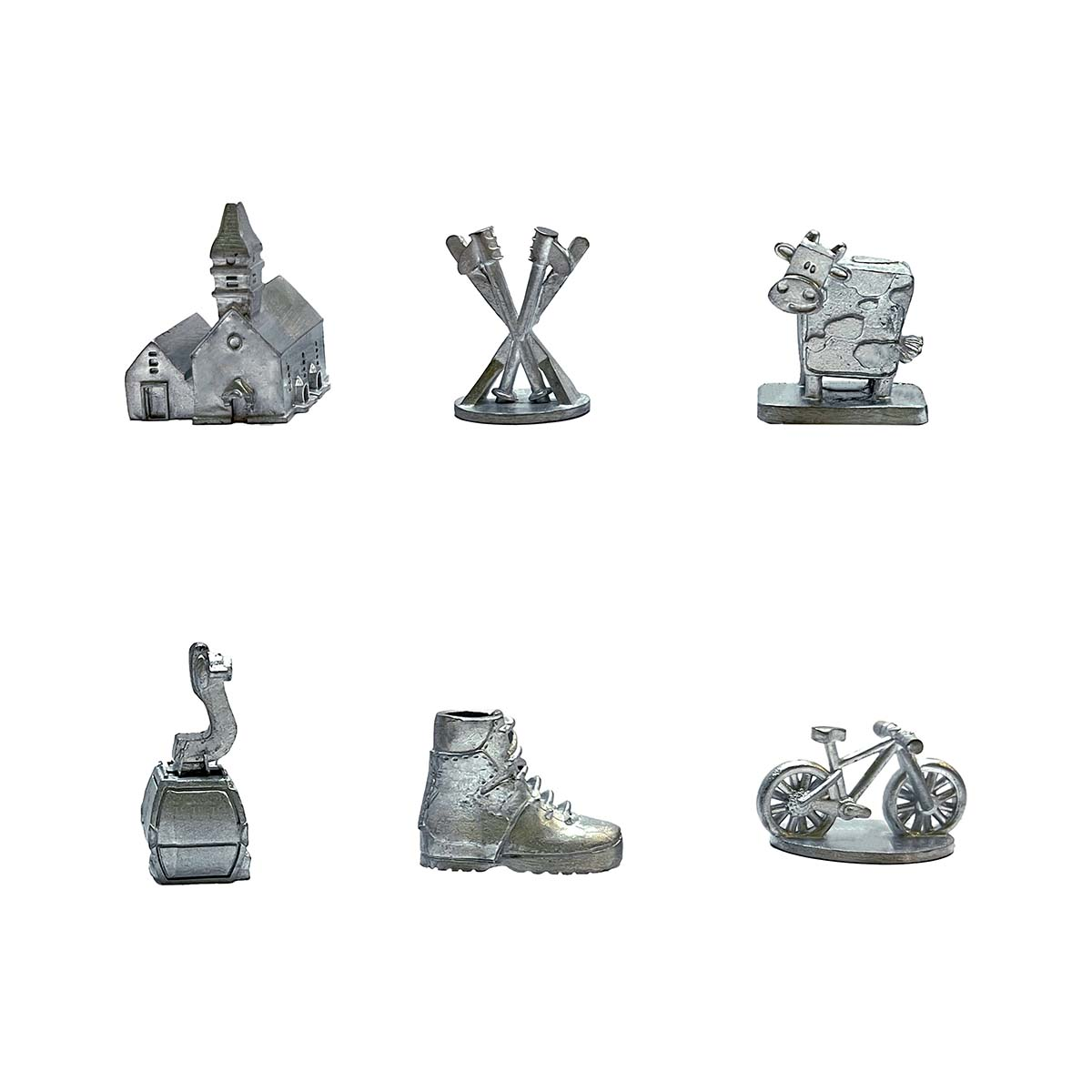 Sechs kleine metallische Monopoly-Spielsteine ​​auf weißem Hintergrund.