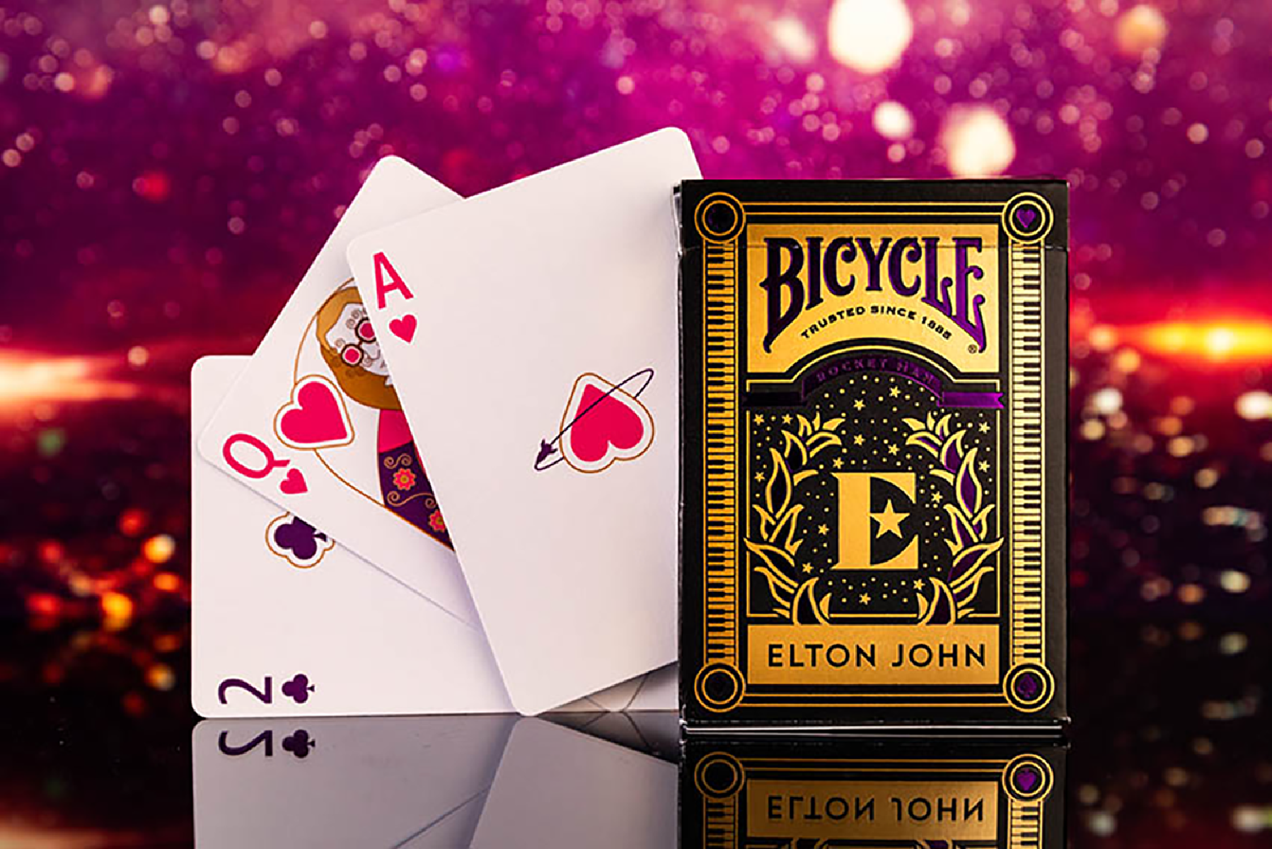 Kartenspiel von Elton John mit Herz-Ass und anderen Karten.