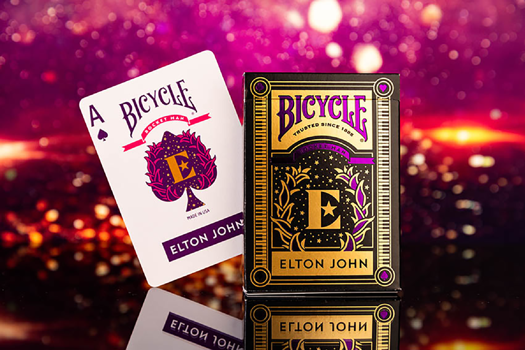 Ein Bicycle Elton John Spielkarten-Deck und eine Ace-Karte. Das Deck ist schwarz mit goldenen Akzenten.