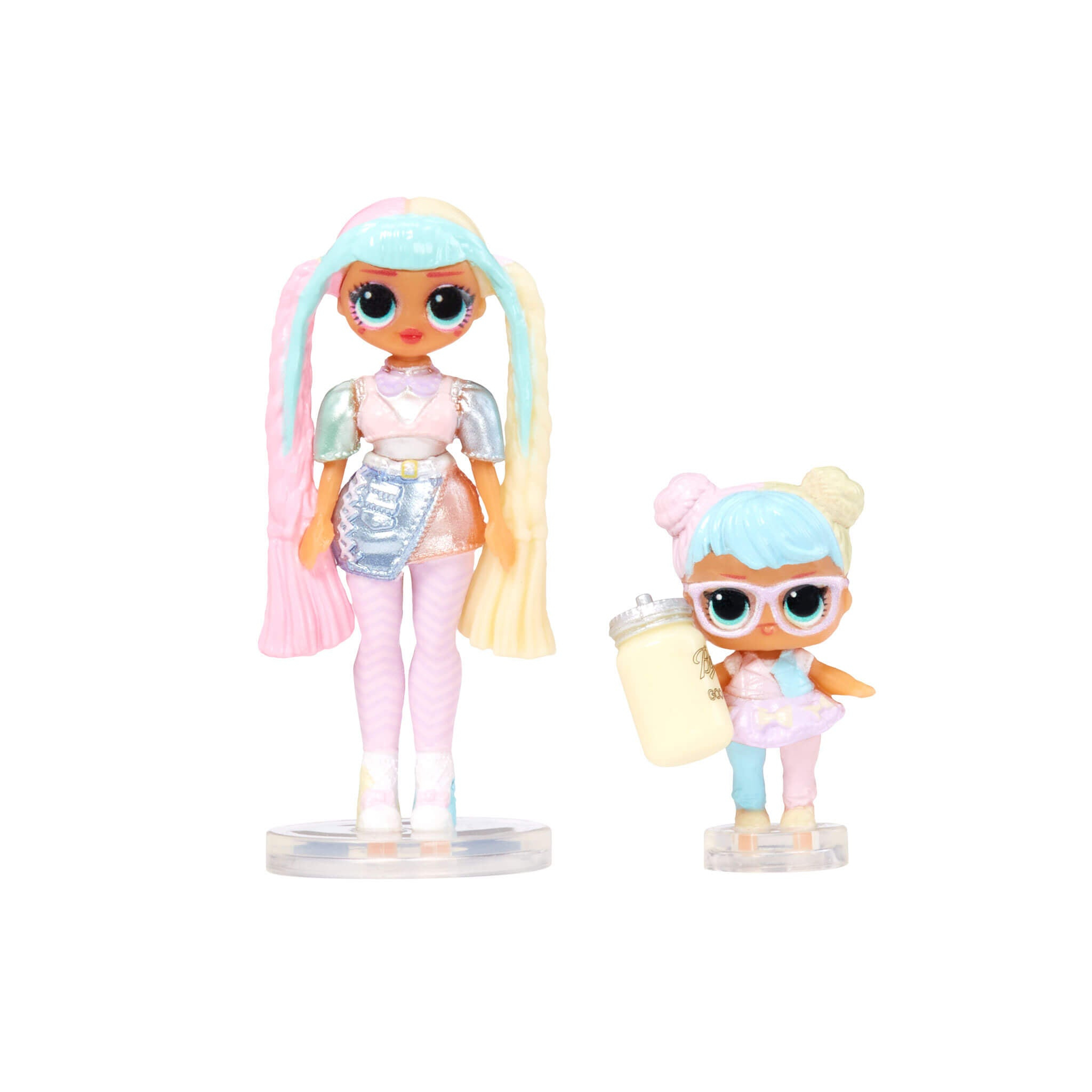 Dwie kolorowe lalki na białym tle. Jedna wysoka, jedna mała, z akcesoriami.