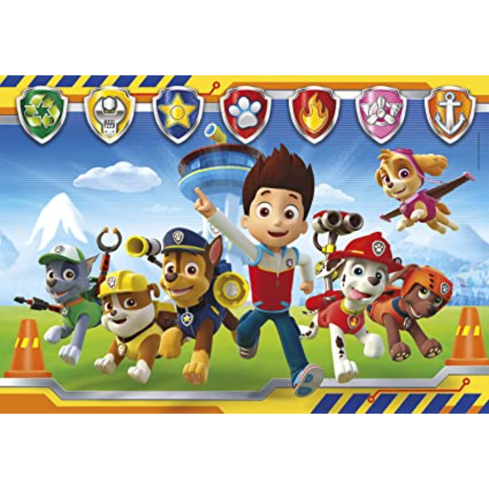 Postacie z kreskówki PAW Patrol biegną. Ryder wskazuje palcem do przodu w czerwonym i niebieskim stroju.