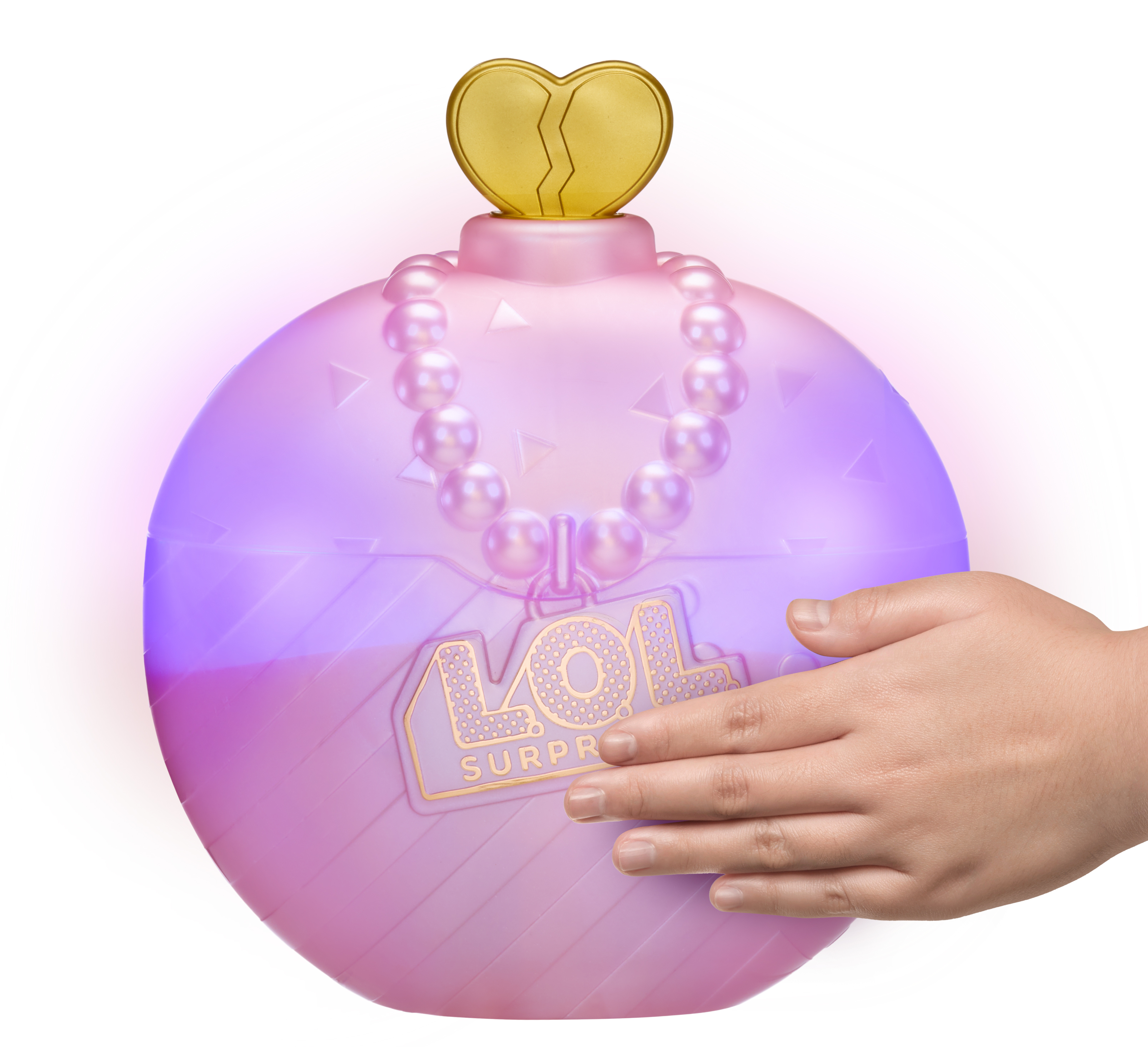 Różowa zabawka w piłkę LOL Surprise z dotykającą ją dłonią, w kształcie serca i świecącym światłem.