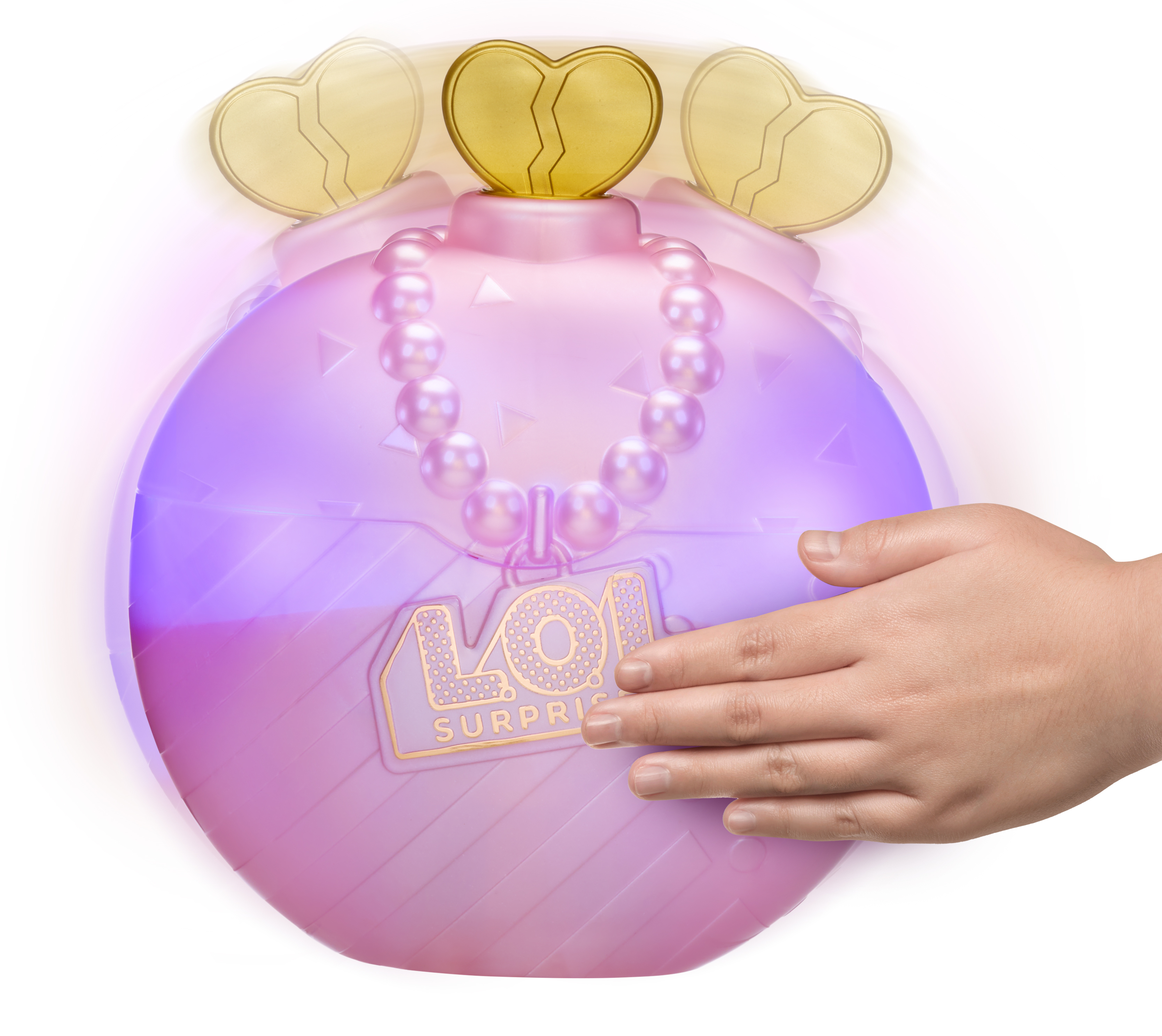 Ręka dotyka różowej kuli LOL Surprise z perłowym naszyjnikiem i dwoma złotymi sercami.
