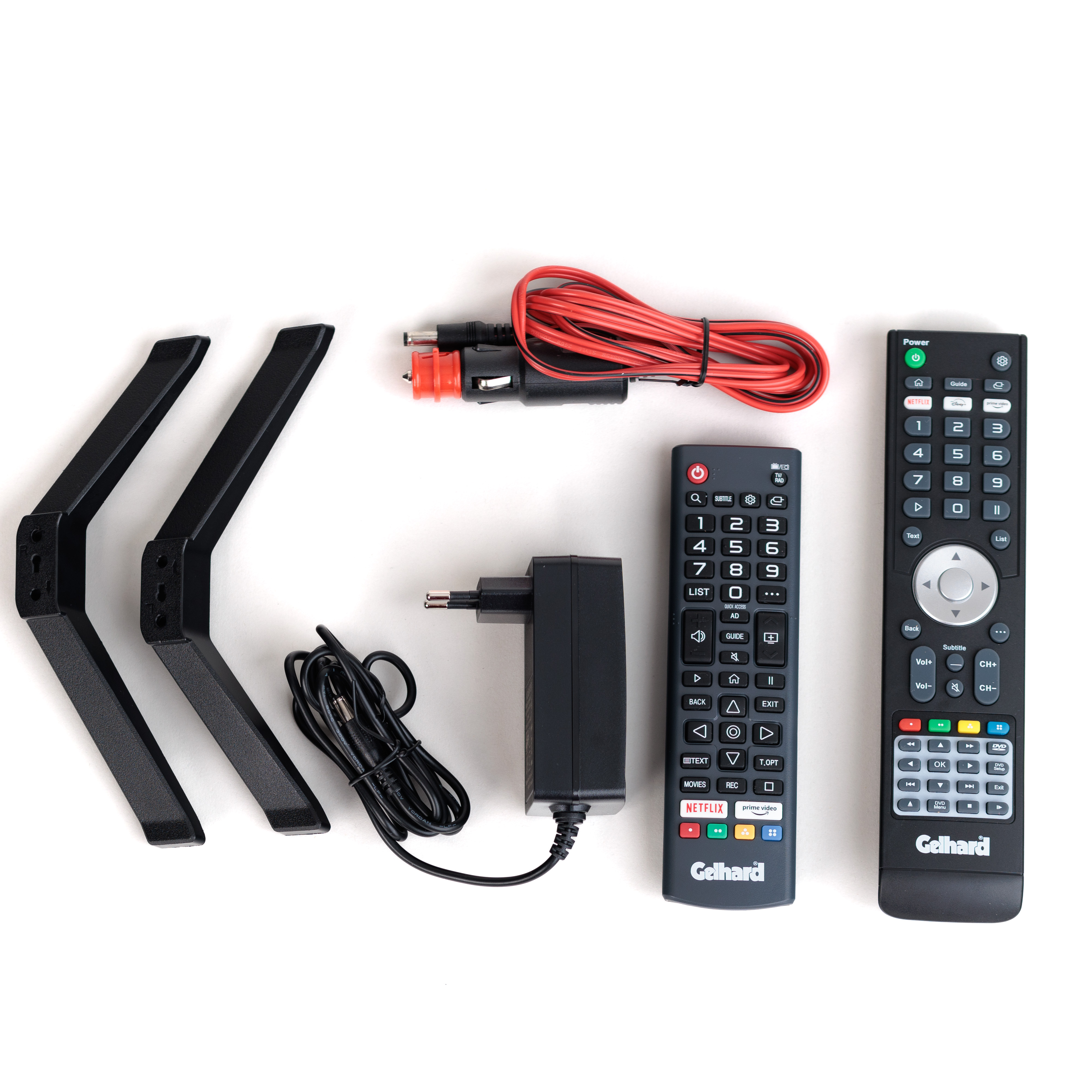 Ein schwarzer Fernseher, sein Zubehör und eine Fernbedienung, alles auf weißem Hintergrund.