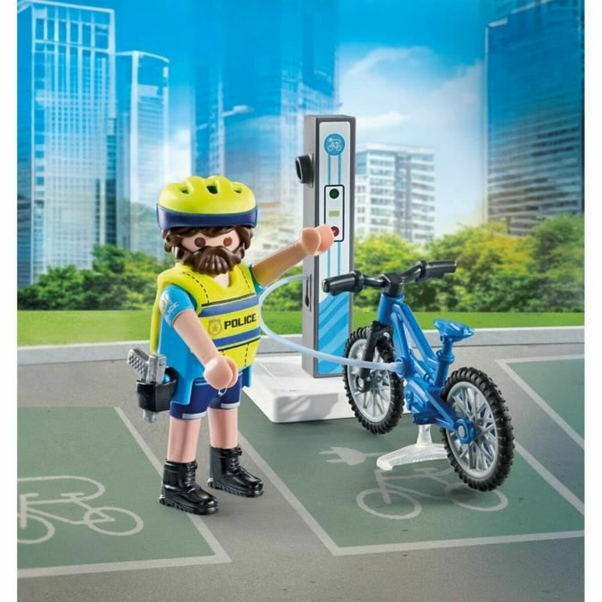 Un oficial de policía de Playmobil con una bicicleta. La bicicleta tiene ruedas azules y está conectada a una estación de carga.