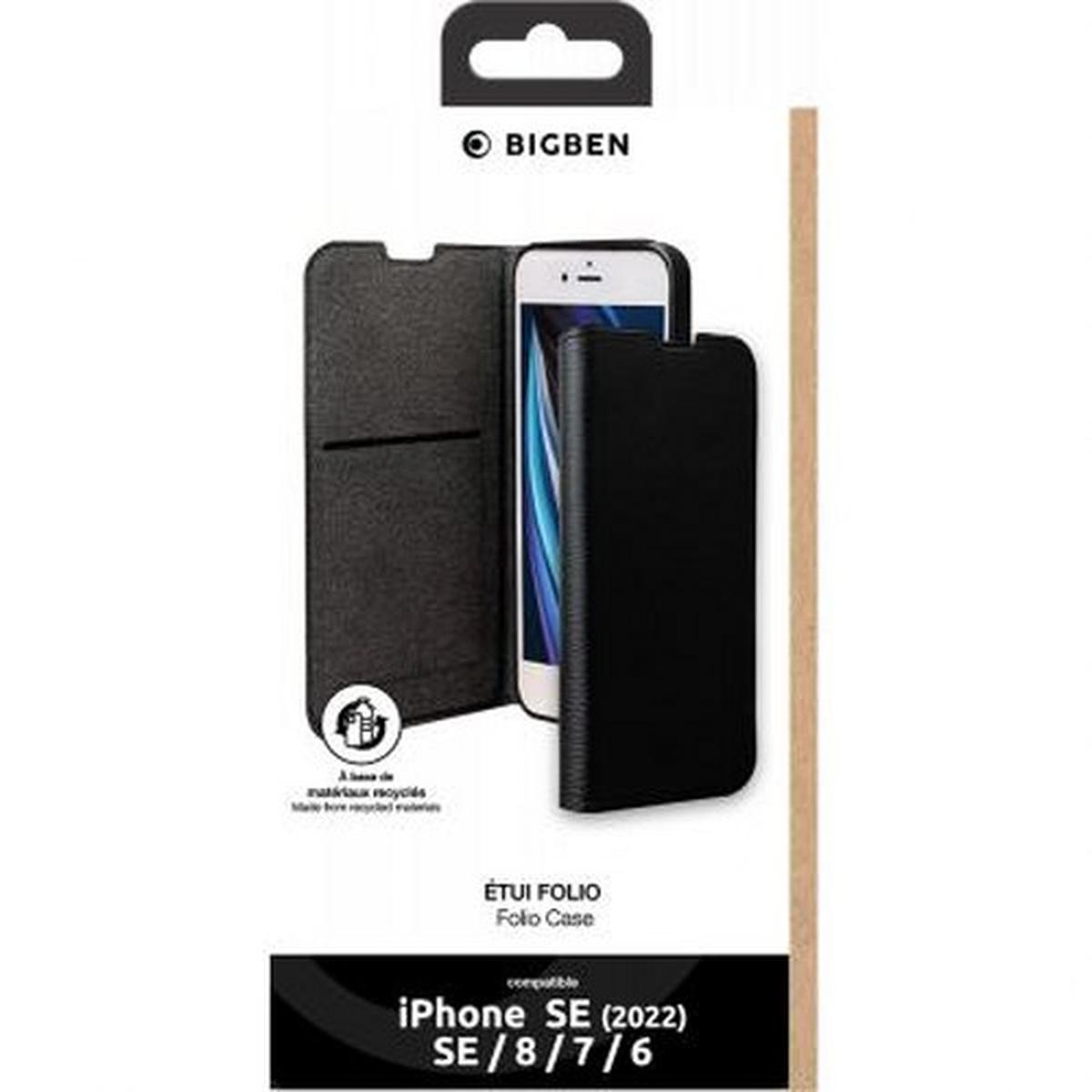 Eine schwarze Handyhülle ist offen. Ein Telefon ist innen. Die Hülle ist aus Leder. Weißer Hintergrund.