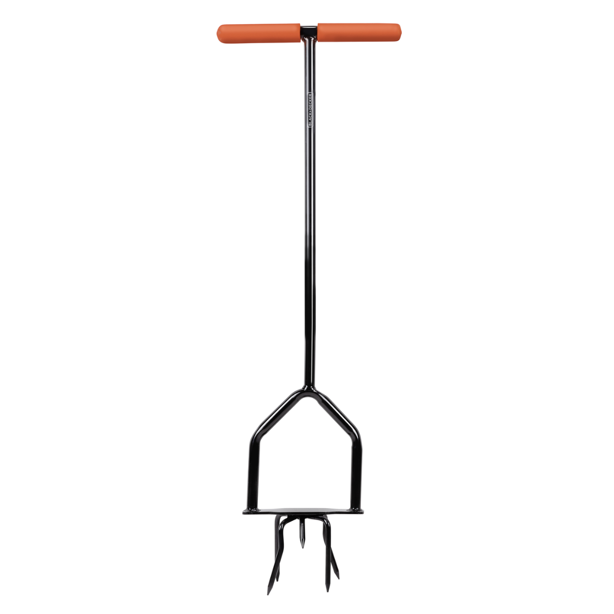 Een zwart en oranje tuingereedschap met T-vormige handgreep en vier tanden.