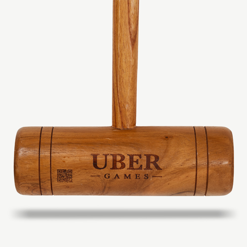 Krocket-Schläger aus Holz mit der Aufschrift 'UBER GAMES'. Der Schläger ist braun.