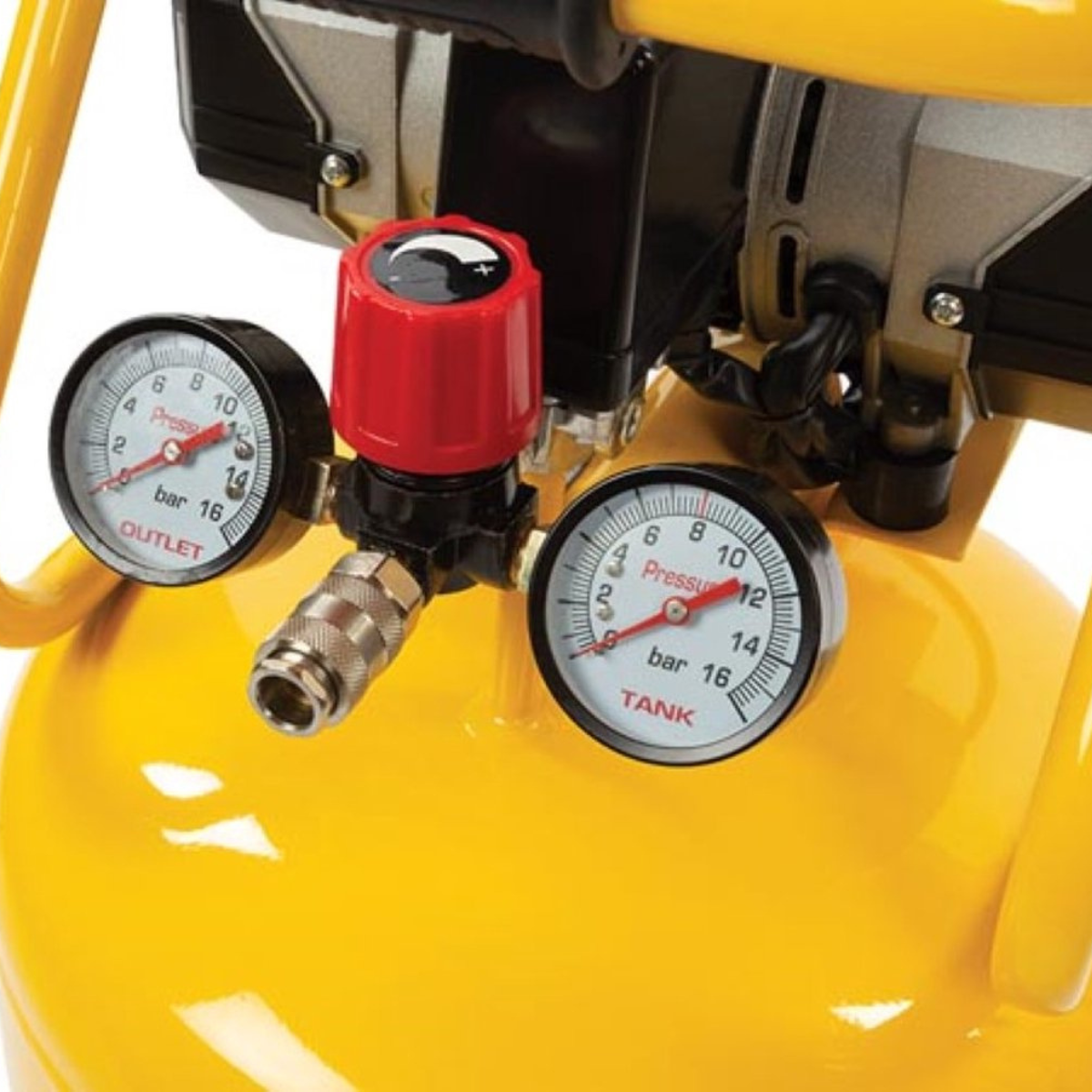 Close-up van een gele luchtcompressor met meters, een rode regelaar en metalen fittingen.