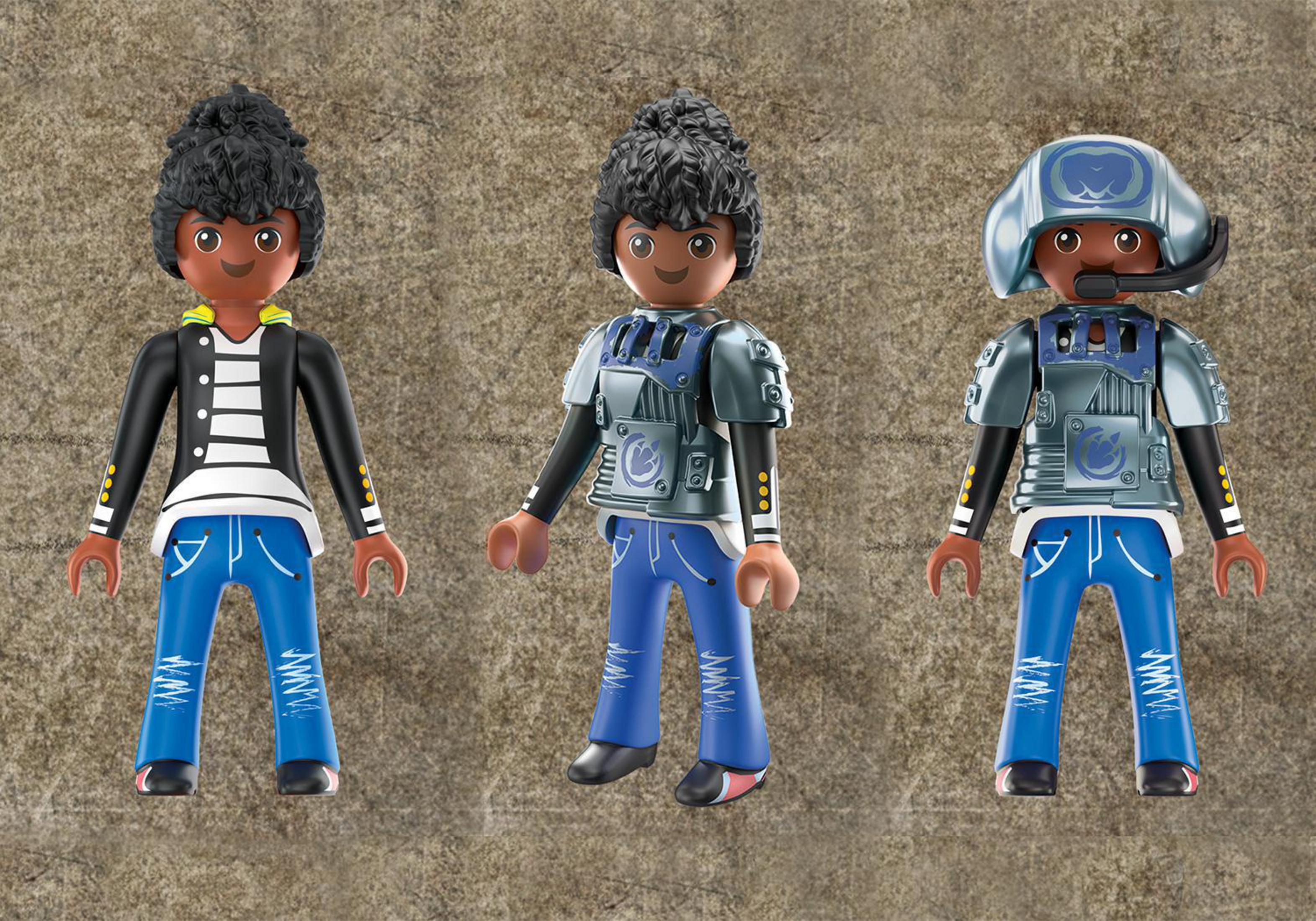 Tre personaggi Playmobil con abiti diversi. Uno con una giacca, uno con un'armatura e uno con un casco.