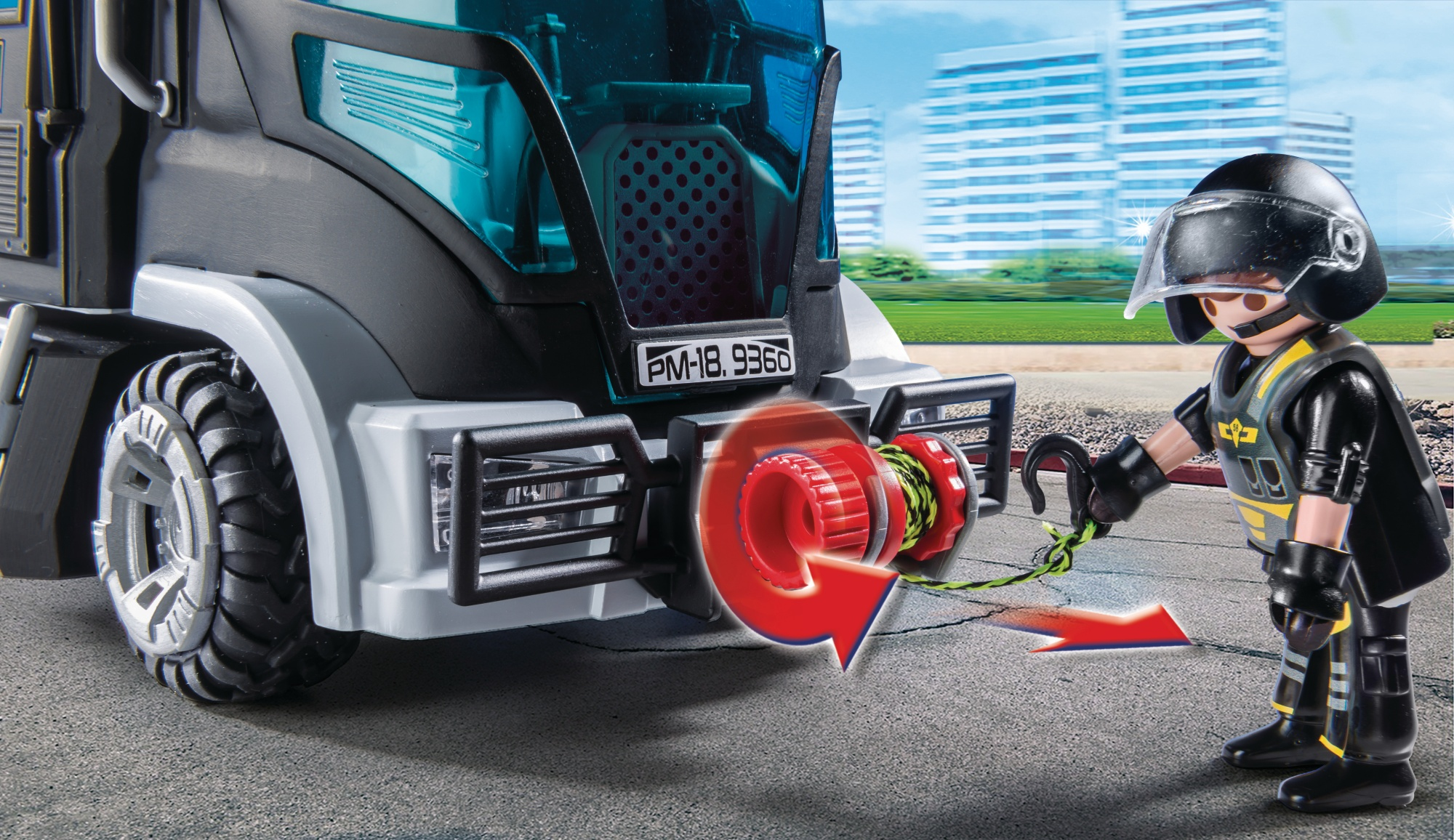 Zbliżenie czarnej ciężarówki zabawki z figurką policjanta trzymającego wyciągarkę.