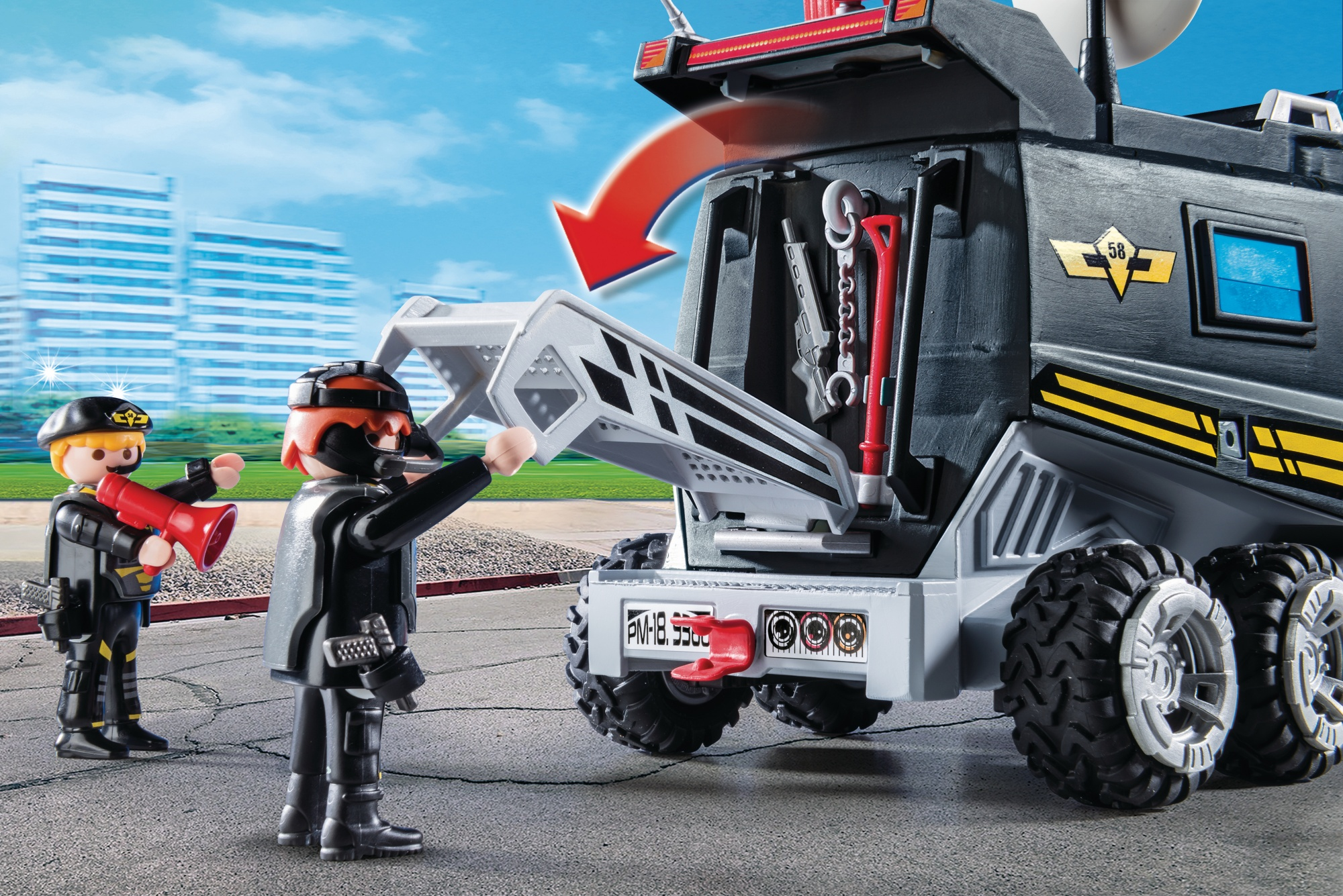 Scena z policji Playmobil z figurkami i pojazdem. Osoba otwiera tył ciężarówki.