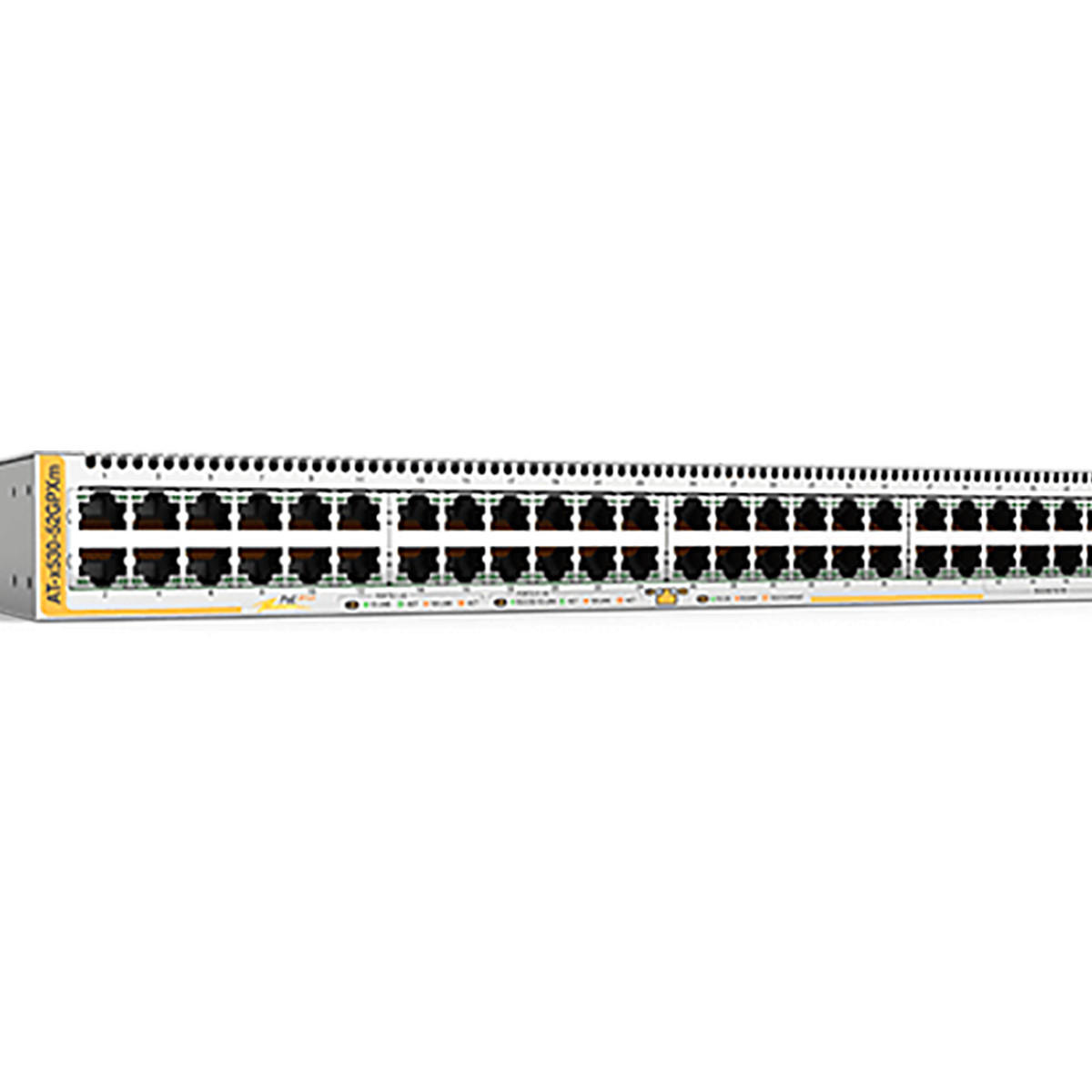 Uno switch di rete lungo e argentato con molte porte, su sfondo bianco.