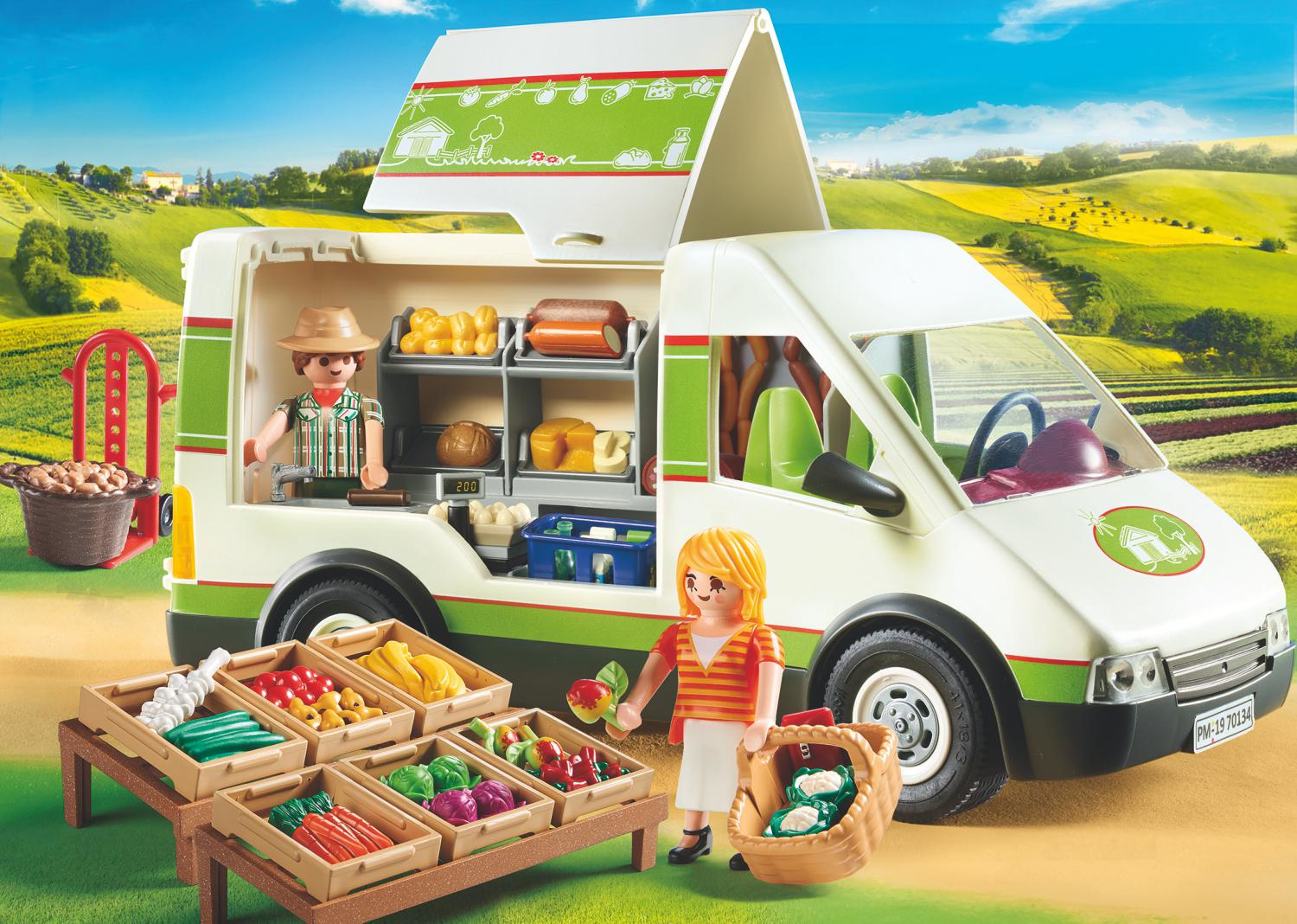 Zabawkowy food truck z dwiema postaciami, sprzedający produkty z drewnianych skrzyń.