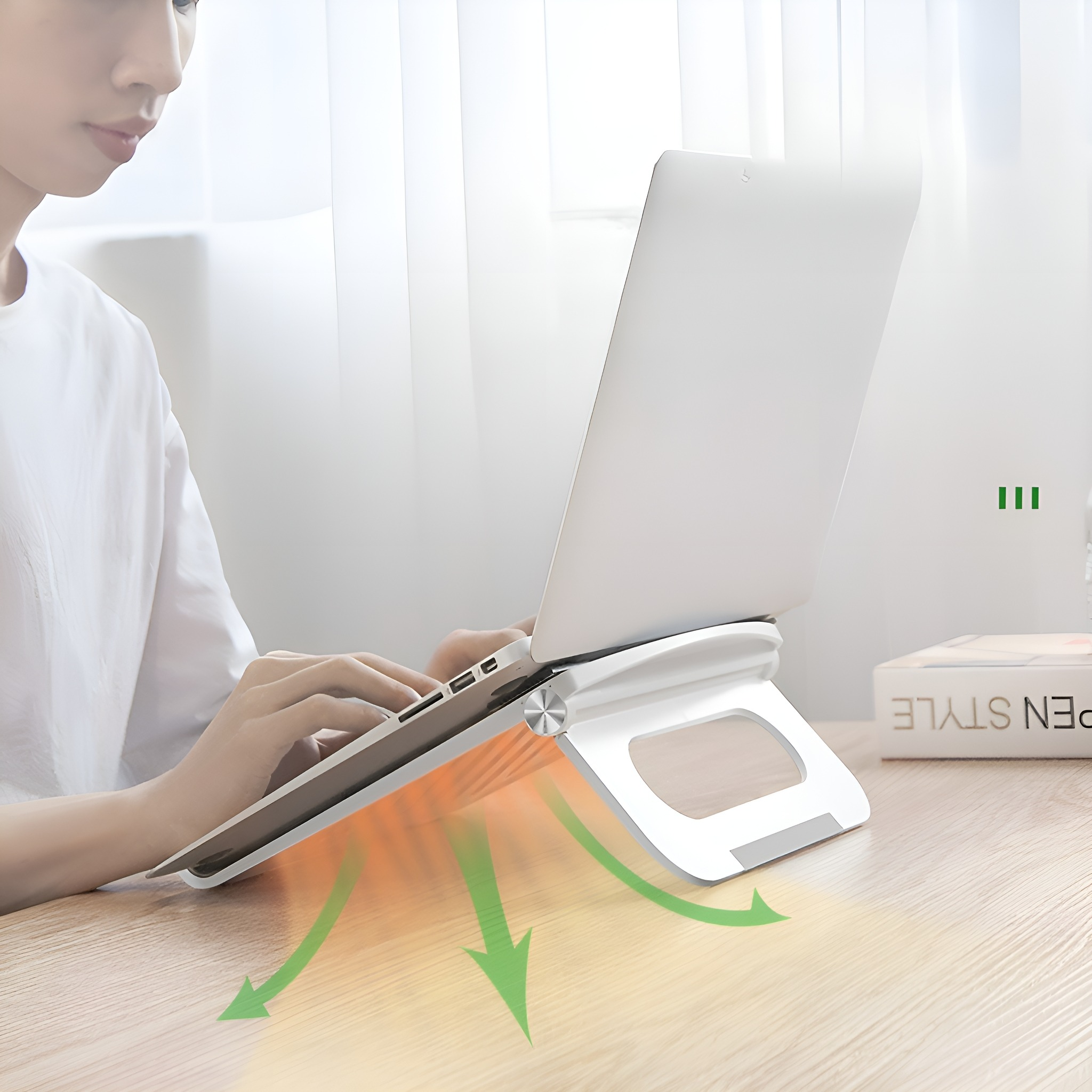 Laptop auf einem Ständer mit Pfeilen, die den Luftstrom anzeigen, und eine Person, die tippt.