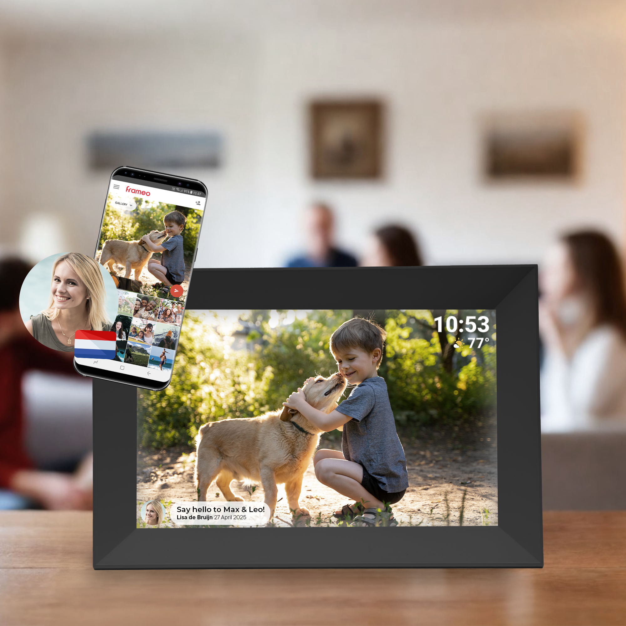 Un cadre photo numérique affichant un garçon et un chien. Un téléphone avec une photo en arrière-plan.