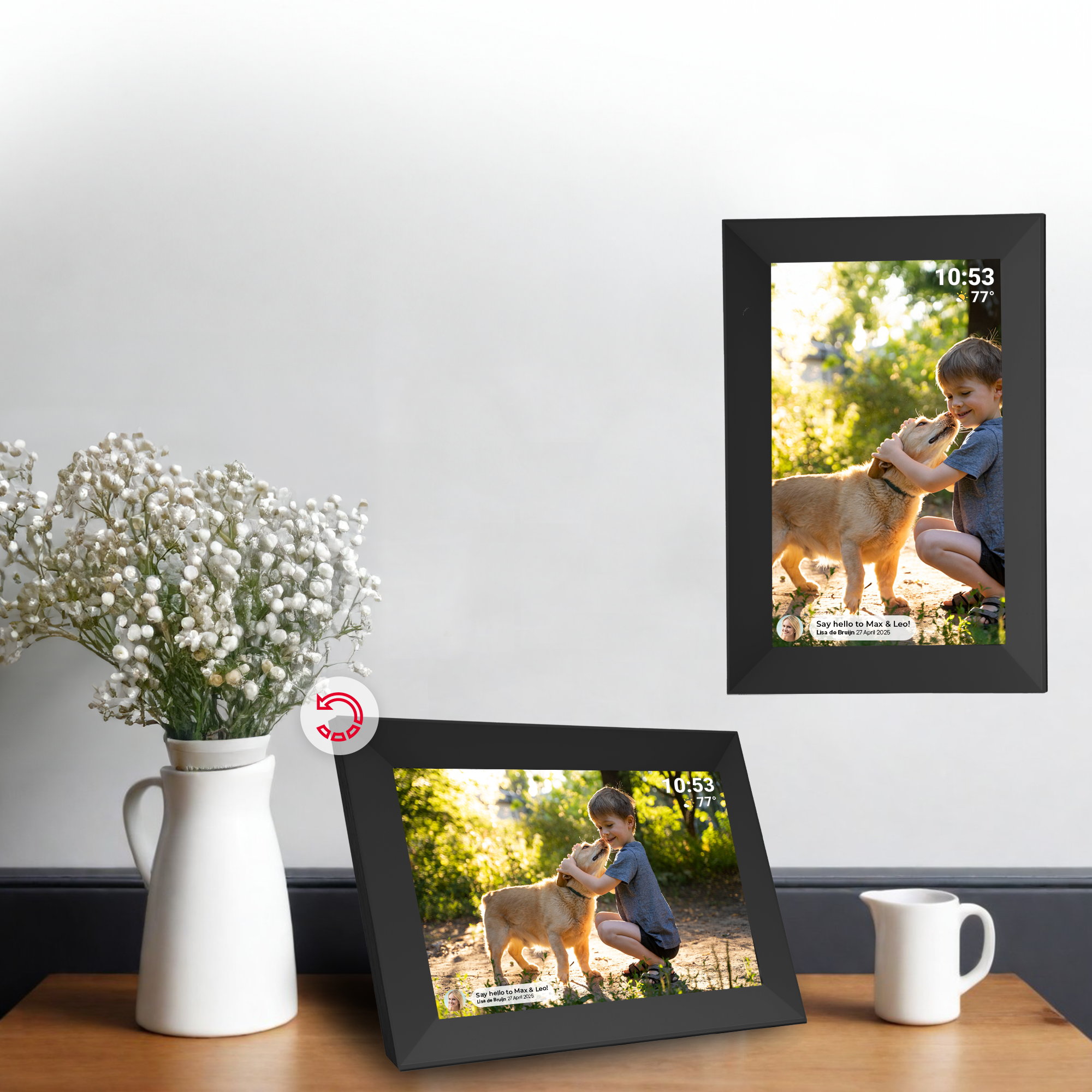 Cadres photo numériques noirs avec une image d'un garçon et d'un chien. Fleurs blanches dans un vase à gauche.