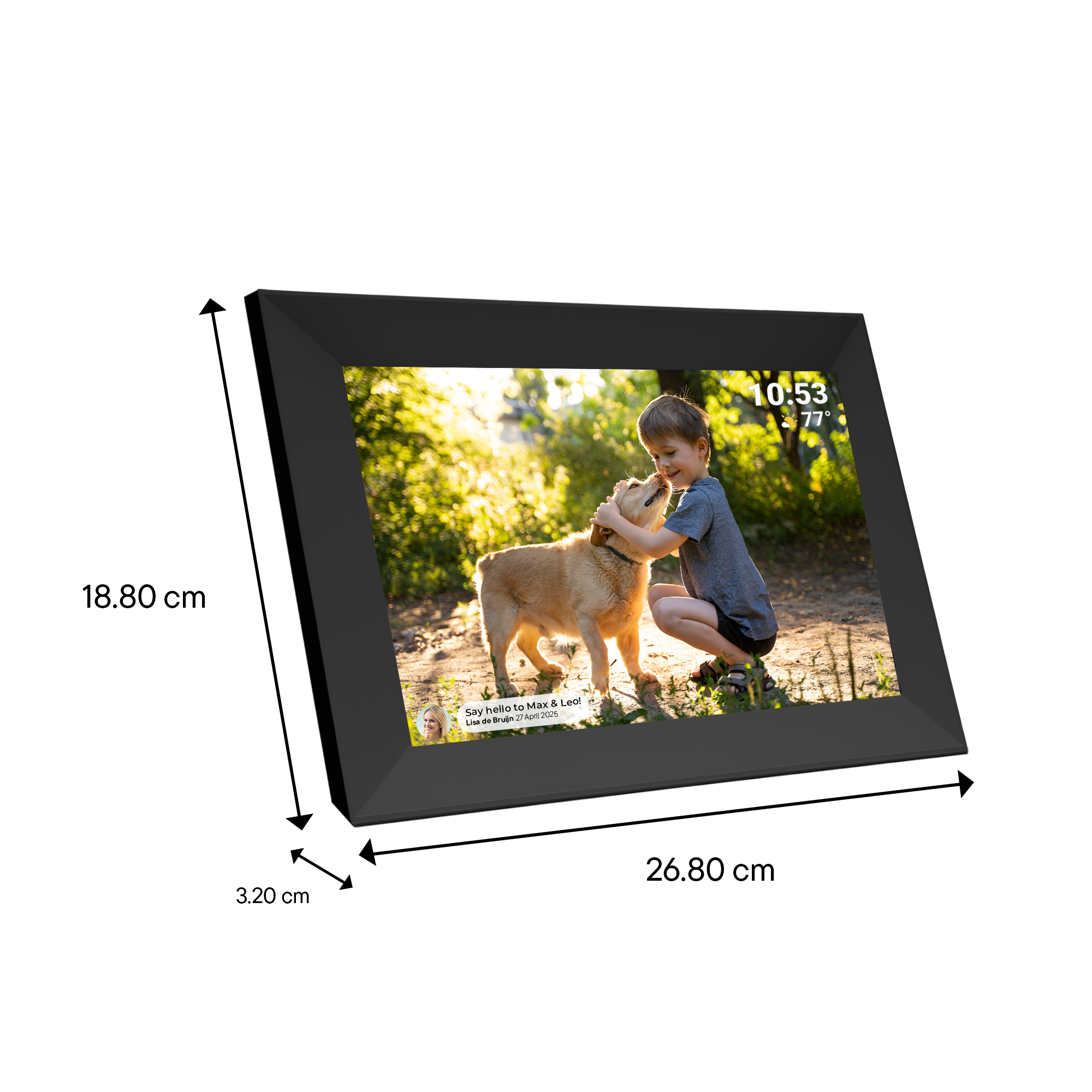 Cadre photo numérique avec dimensions. Montre un garçon et un chien. Le texte dit bonjour à Max et Leo.
