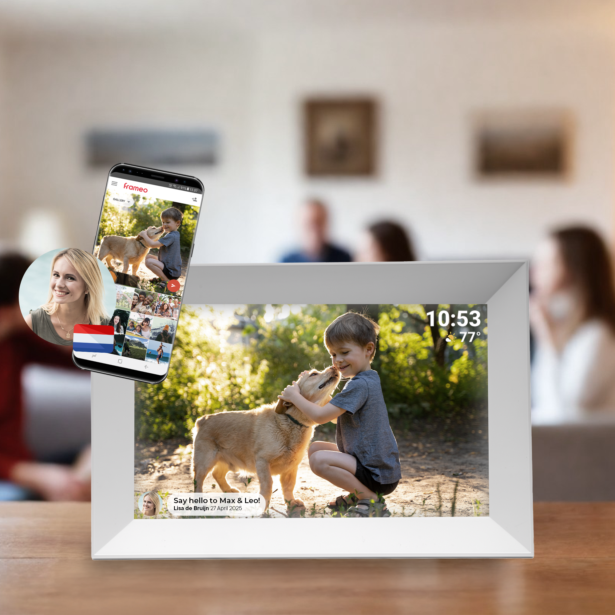 Un cadre photo numérique affichant un garçon caressant un chien, avec heure et température, sur une surface en bois.