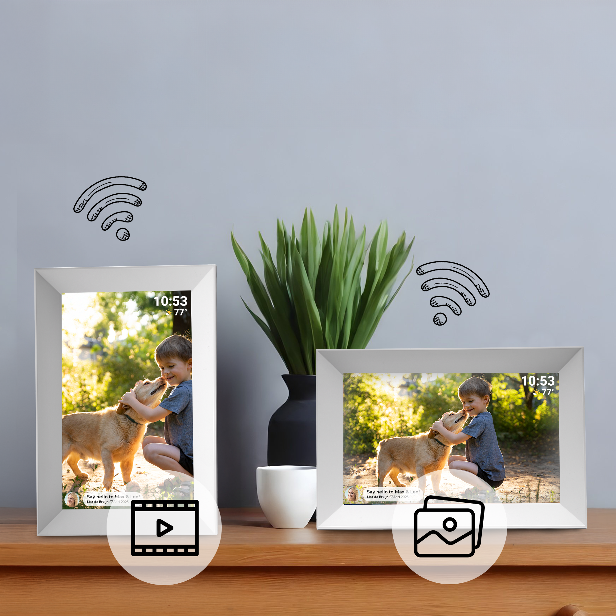 Deux cadres photo numériques affichant le même garçon caressant un chien, avec des icônes wifi au-dessus.