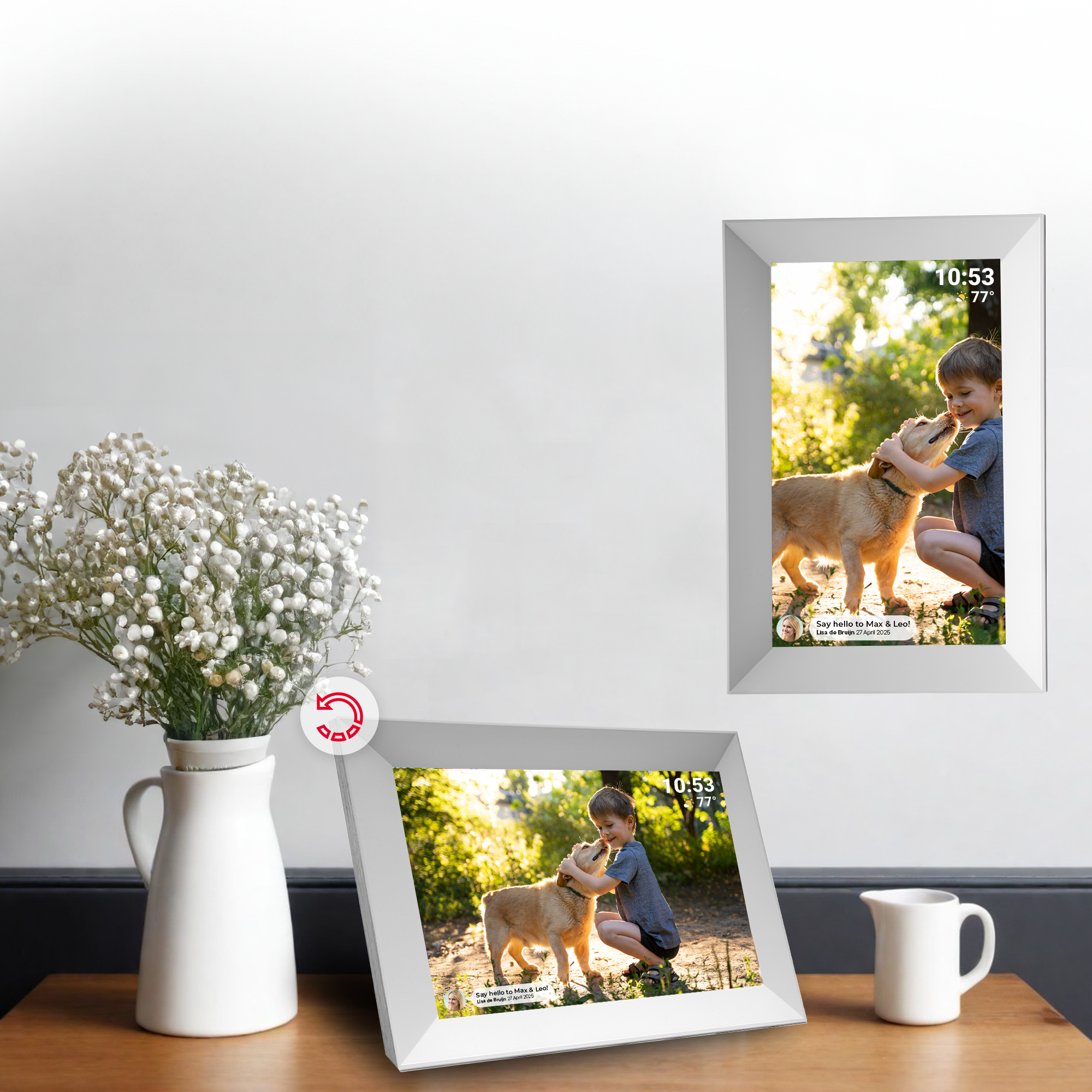 Deux cadres photo numériques montrant un garçon caressant un chien, avec un vase de fleurs.