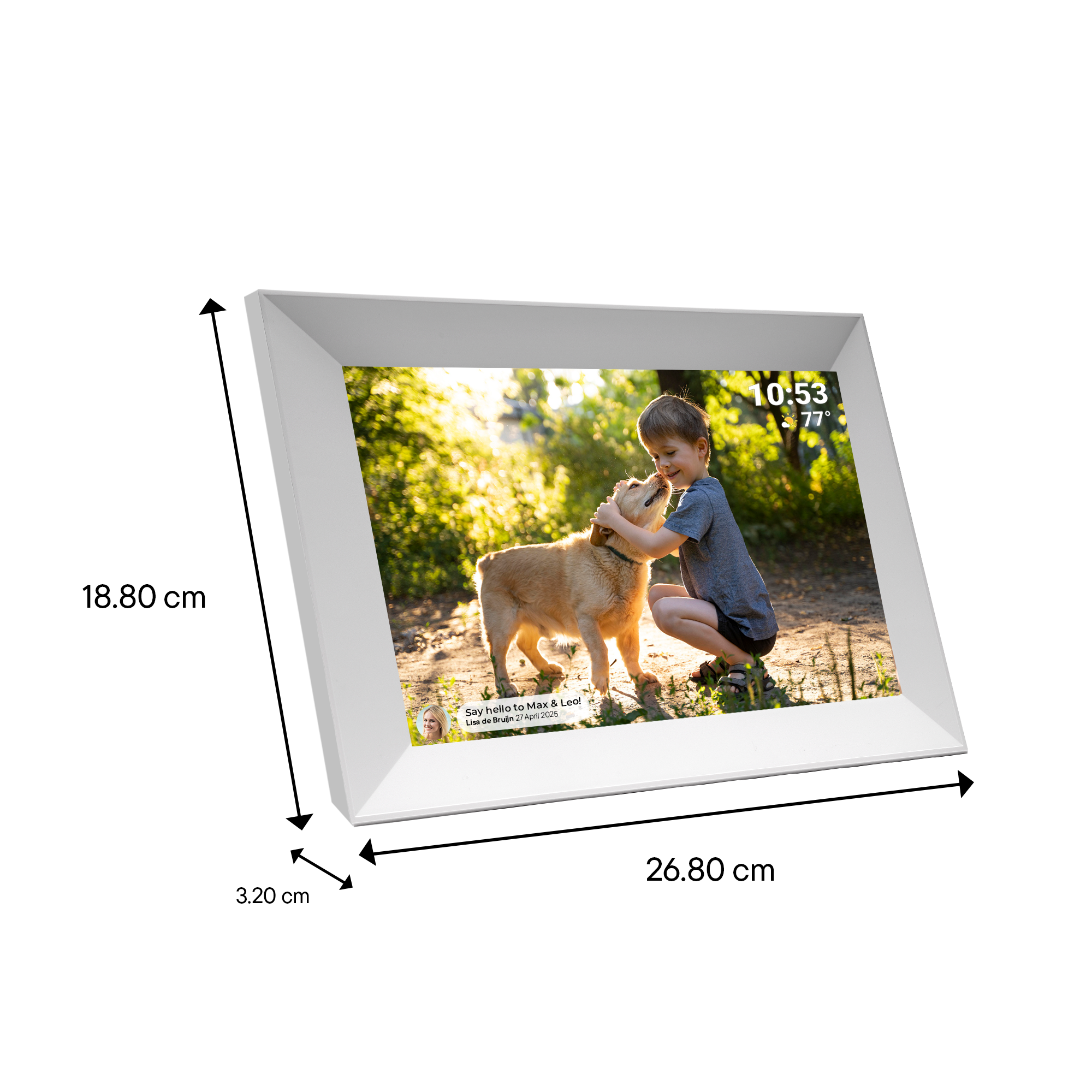 Un cadre photo numérique blanc avec une photo d'un garçon caressant un chien, avec dimensions et heure.