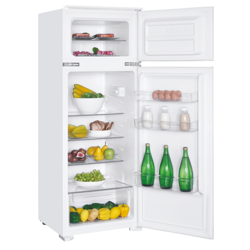 Un frigorifero bianco con la porta aperta, che rivela ripiani di cibo e bevande, su sfondo bianco.
