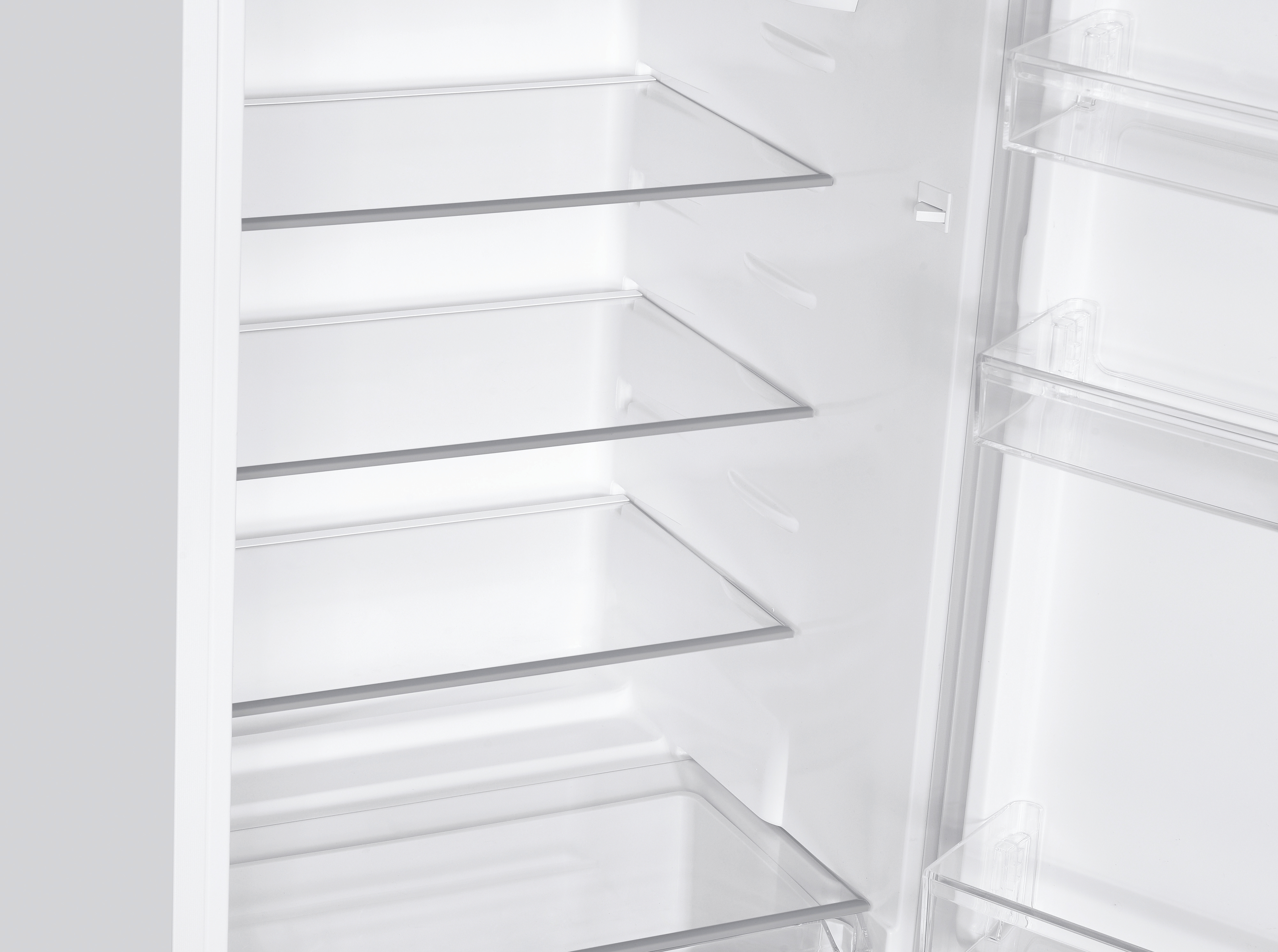 L'interno di un frigorifero bianco, con tre ripiani trasparenti e un interno bianco.