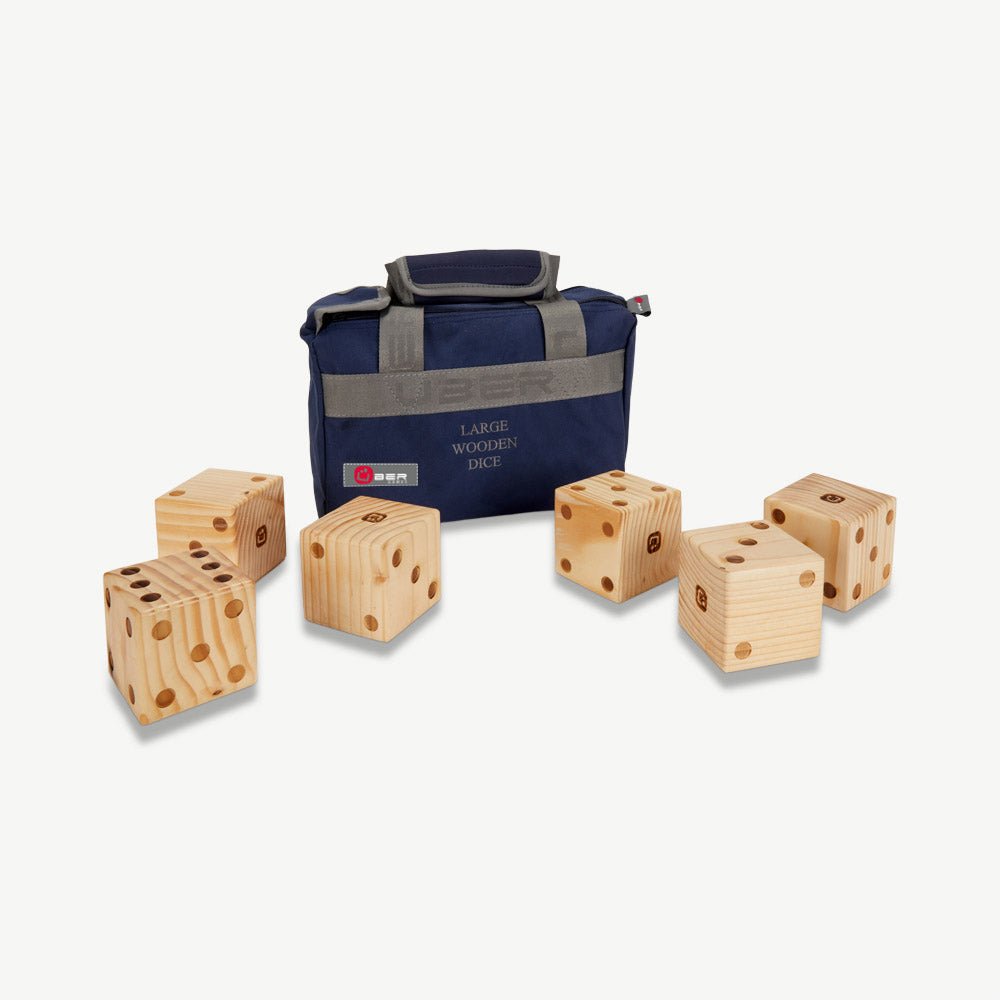 Sechs Holzwürfel und eine marineblaue Tasche mit der Aufschrift 'LARGE WOODEN DICE'.