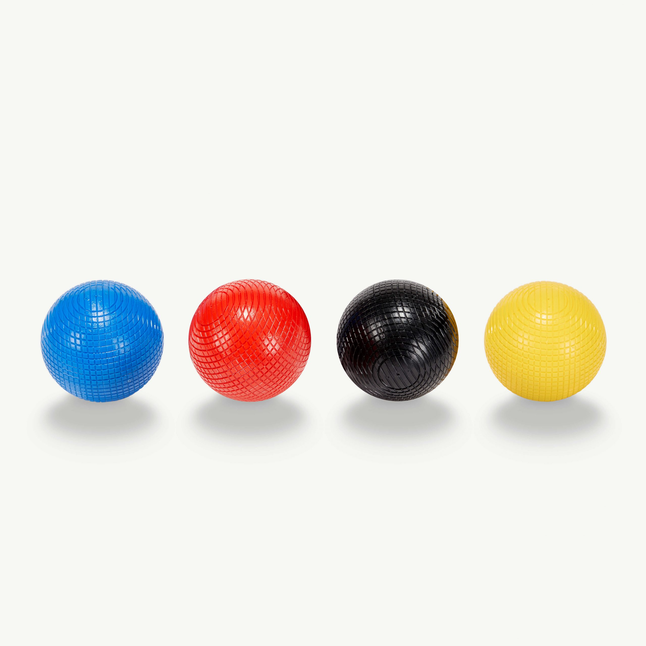 Vier farbige Bälle in einer Reihe: blau, rot, schwarz und gelb. Weißer Hintergrund.