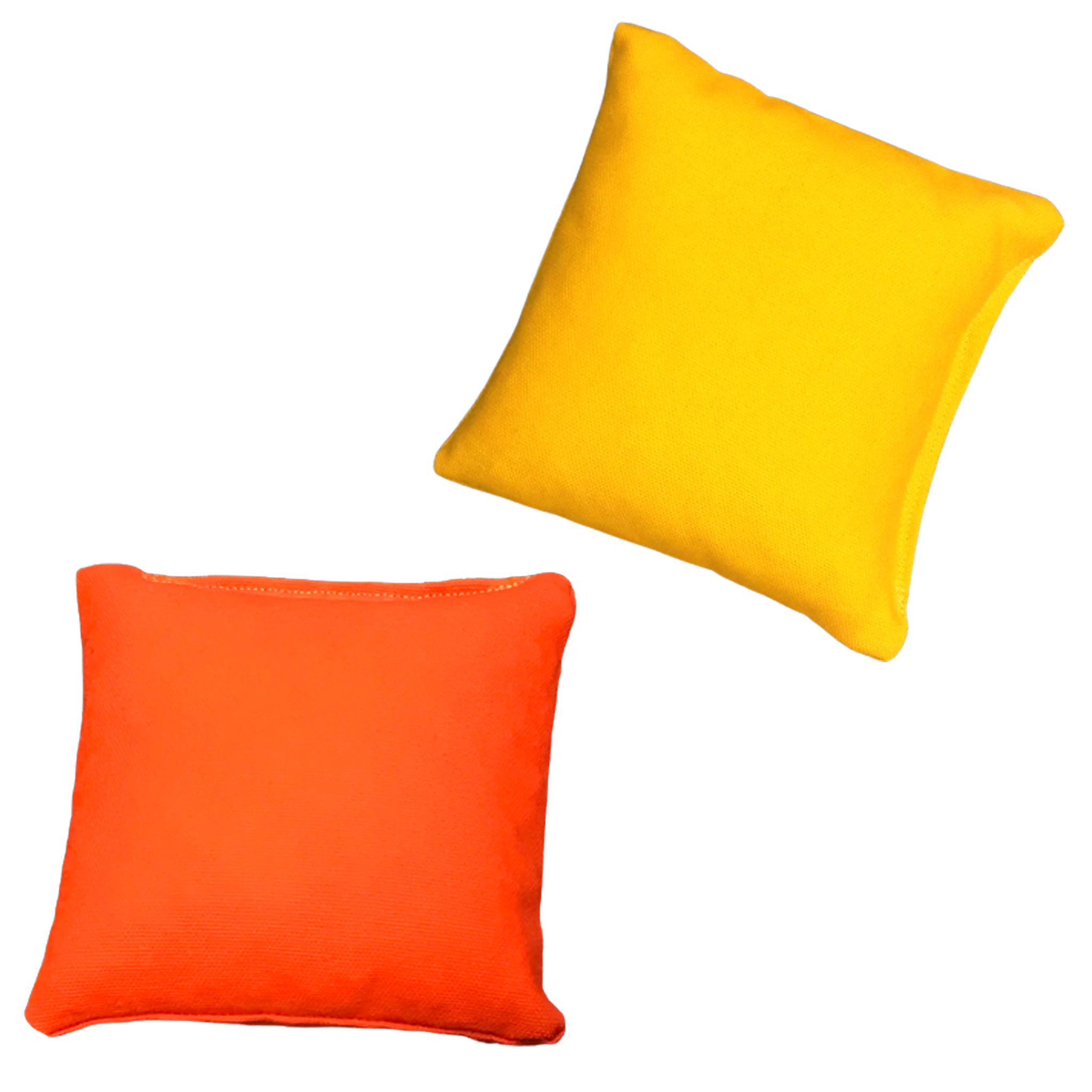 Zwei Sitzsäcke, einer gelb und einer orange, auf weißem Hintergrund.