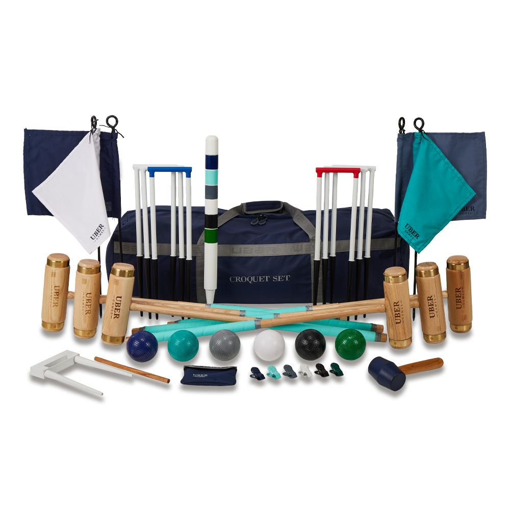 Ein Krocket-Set mit Schlägern, Kugeln, Fahnen und einer marineblauen Tasche.