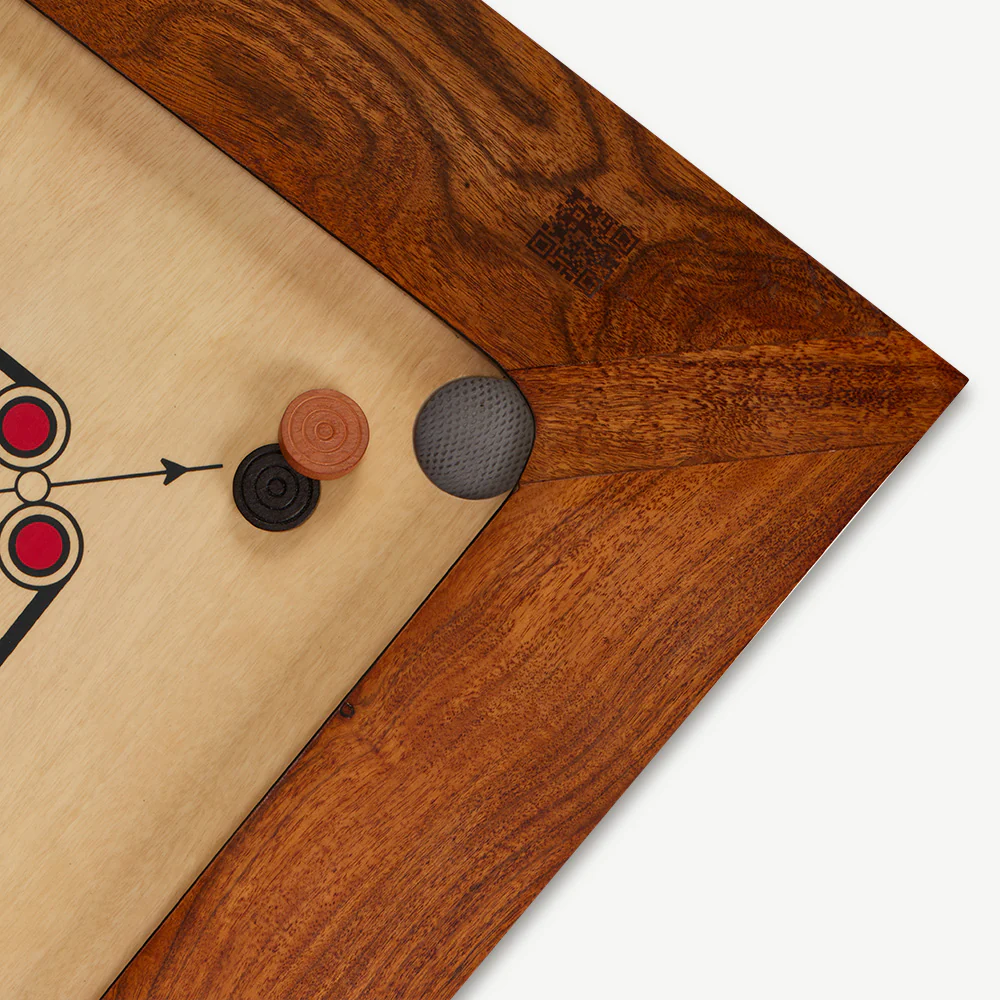 Ein Spielbrett aus Holz und Zubehör mit einer marineblauen Tasche.