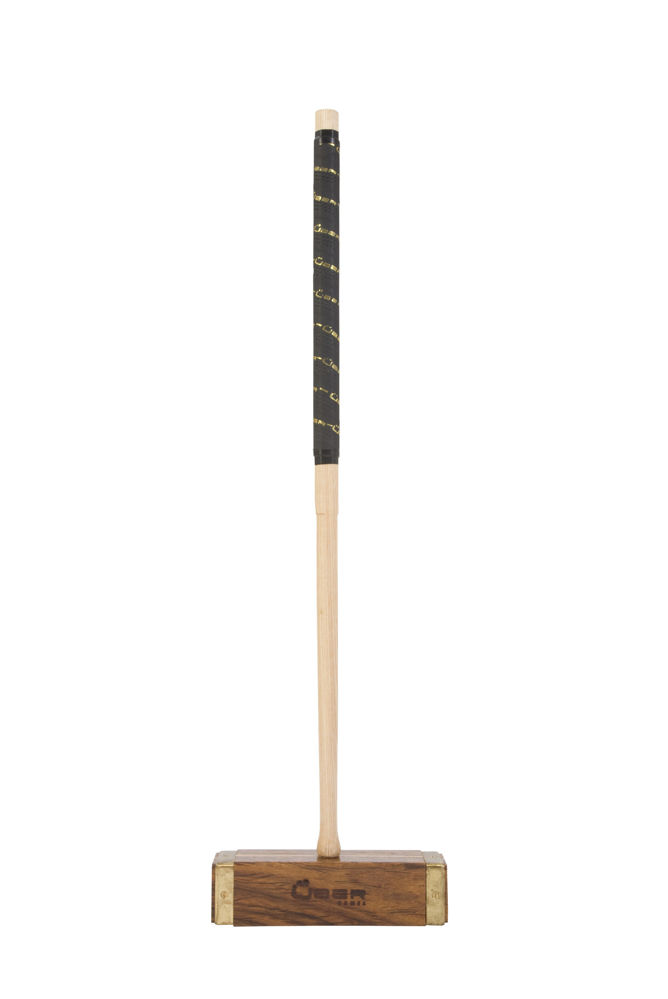 Ein Krocket-Schläger aus Holz mit einem schwarzen und goldenen Griff.