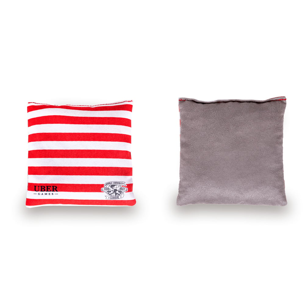 Zwei Beanbags. Einer mit rot-weißen Streifen, der andere grau.
