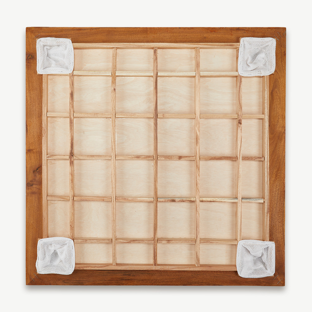 Carrom-Brett, Draufsicht. Quadratischer Holzrahmen mit Netzen in den Ecken.
