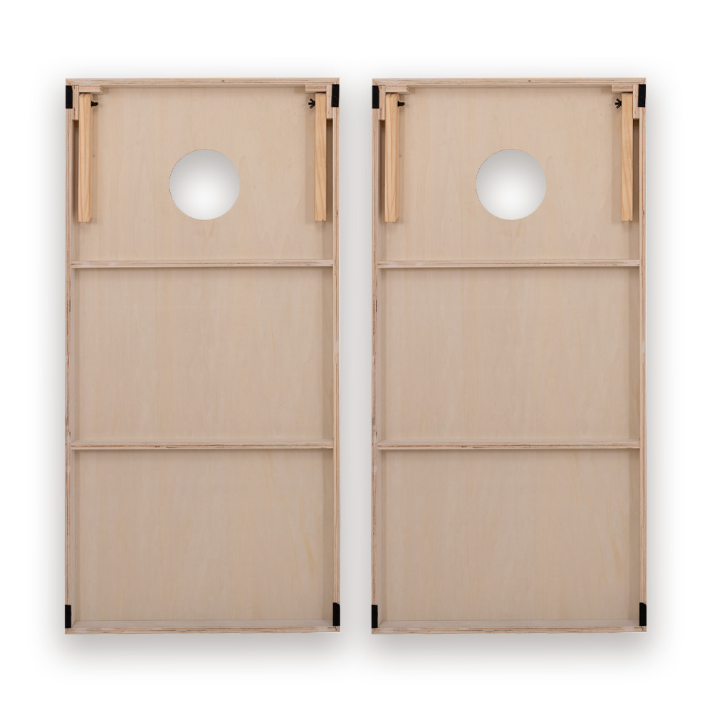 Zwei Cornhole-Bretter aus Holz mit jeweils einem kreisförmigen Loch, auf weißem Hintergrund.