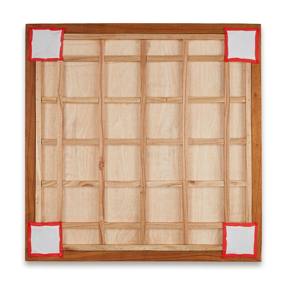 Carrom-Spielbrett mit Zubehör und Spielsteinen.
