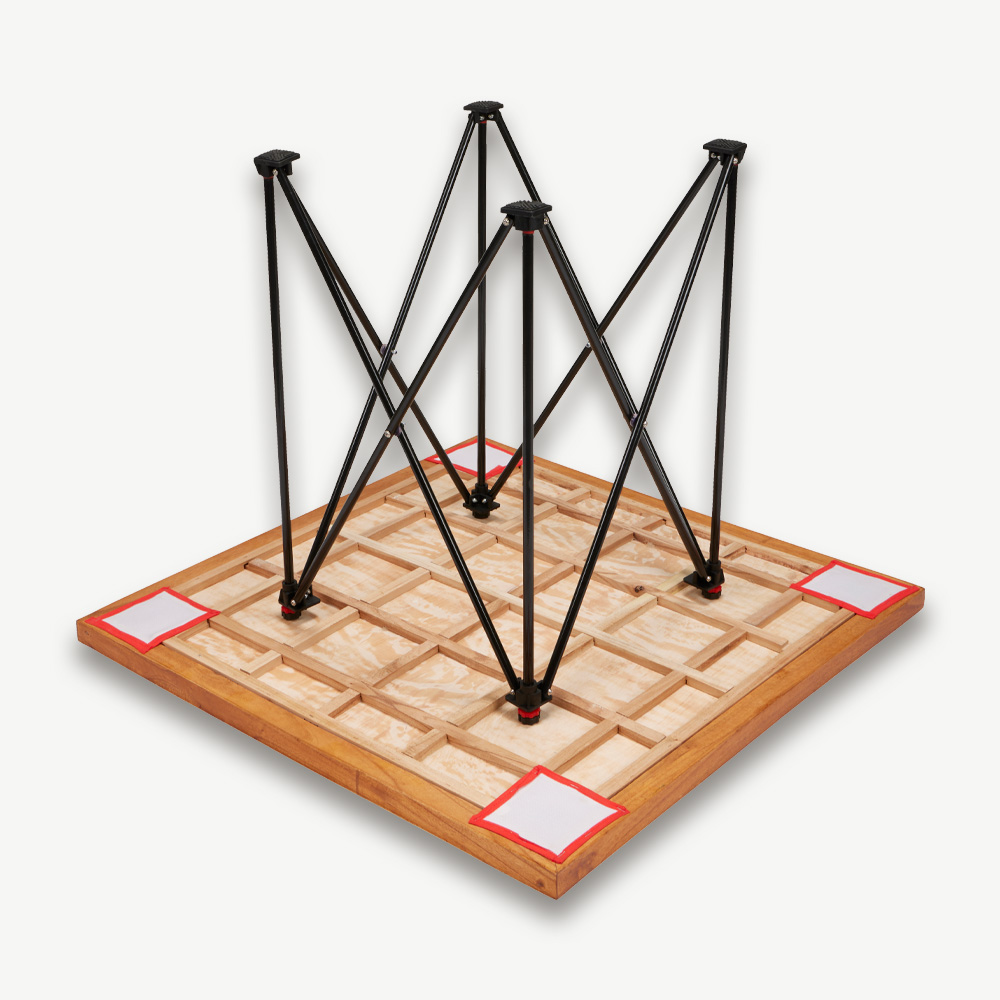 Holzbrett mit schwarzen Metallbeinen. Das Brett hat ein Gittermuster. Weißer Hintergrund.
