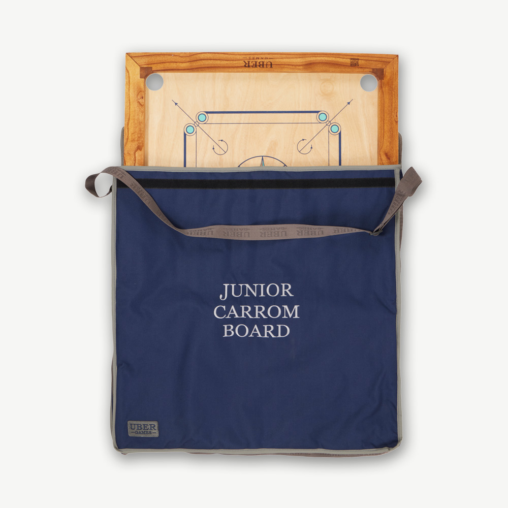 Carrom-Brett in einer blauen Tasche. Die Tasche trägt den Text „JUNIOR CARROM BOARD“. Der Hintergrund ist weiß.