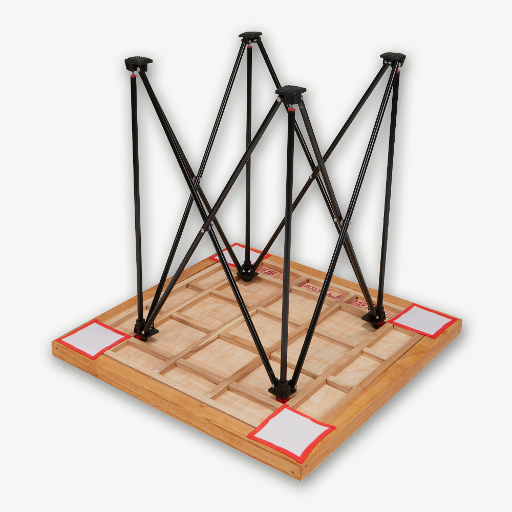 Holzbrett mit schwarzen Metallbeinen. Das Brett hat ein Gittermuster. Weißer Hintergrund.