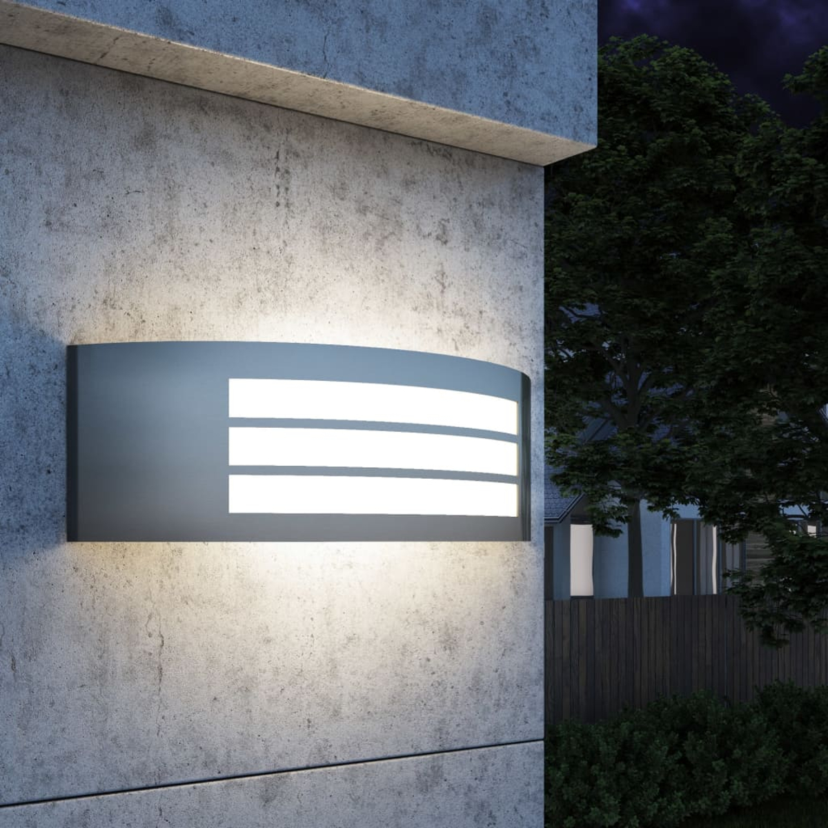 Außenwandleuchte an einer Betonmauer. Bäume und Himmel im Hintergrund.