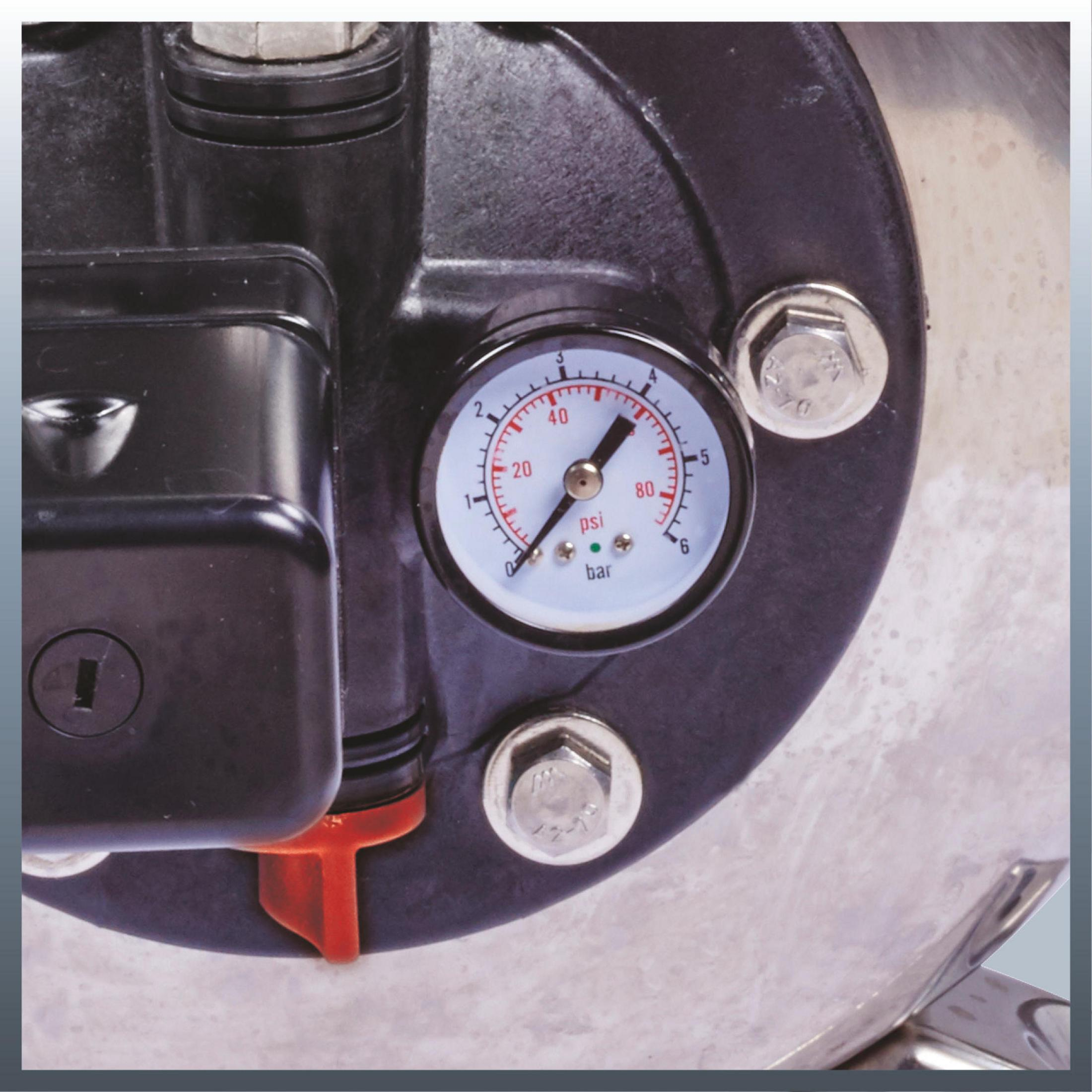 Zbliżenie manometru. Wskaźnik wskazuje 40 psi na wskaźniku.
