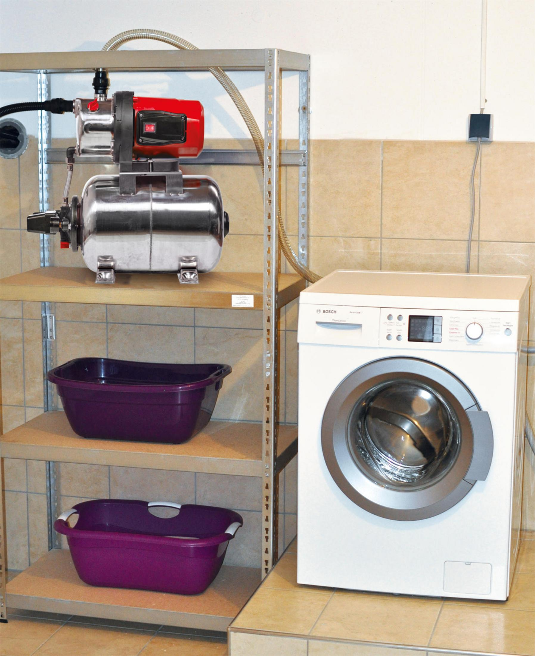 Pompa wodna, pralka i fioletowe pojemniki na półkach. Ściana z płytek.