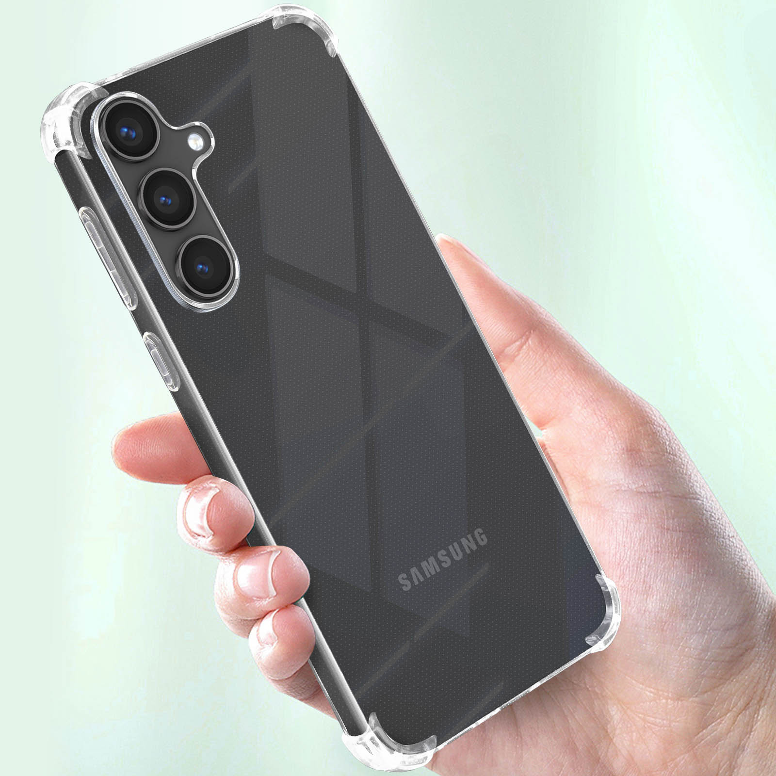 Una mano che tiene una custodia trasparente con un telefono all'interno. Il telefono ha tre fotocamere.