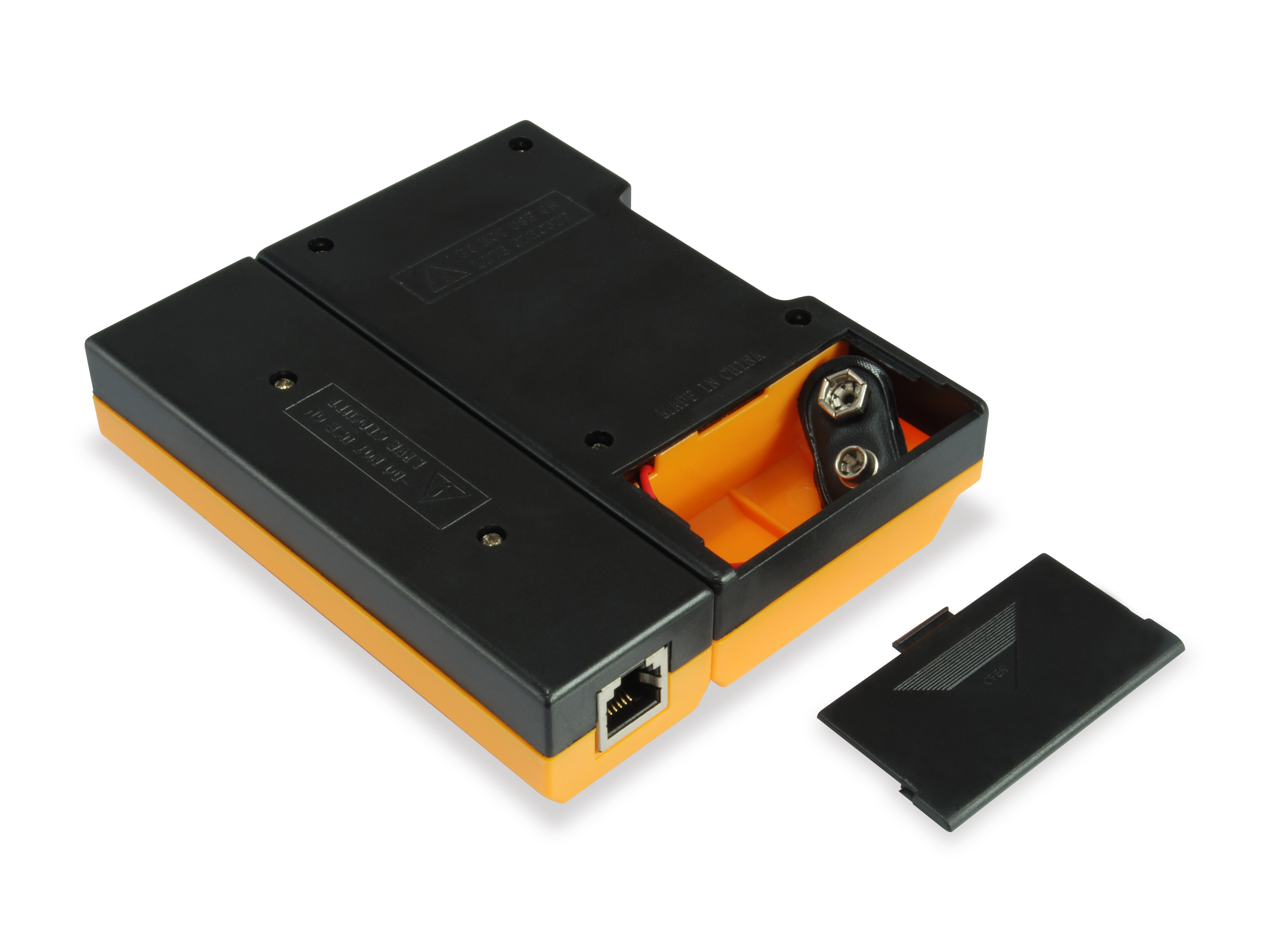 Schwarzes und oranges Gerät mit geöffnetem Batteriefach. Ein Kabelanschluss ist sichtbar.