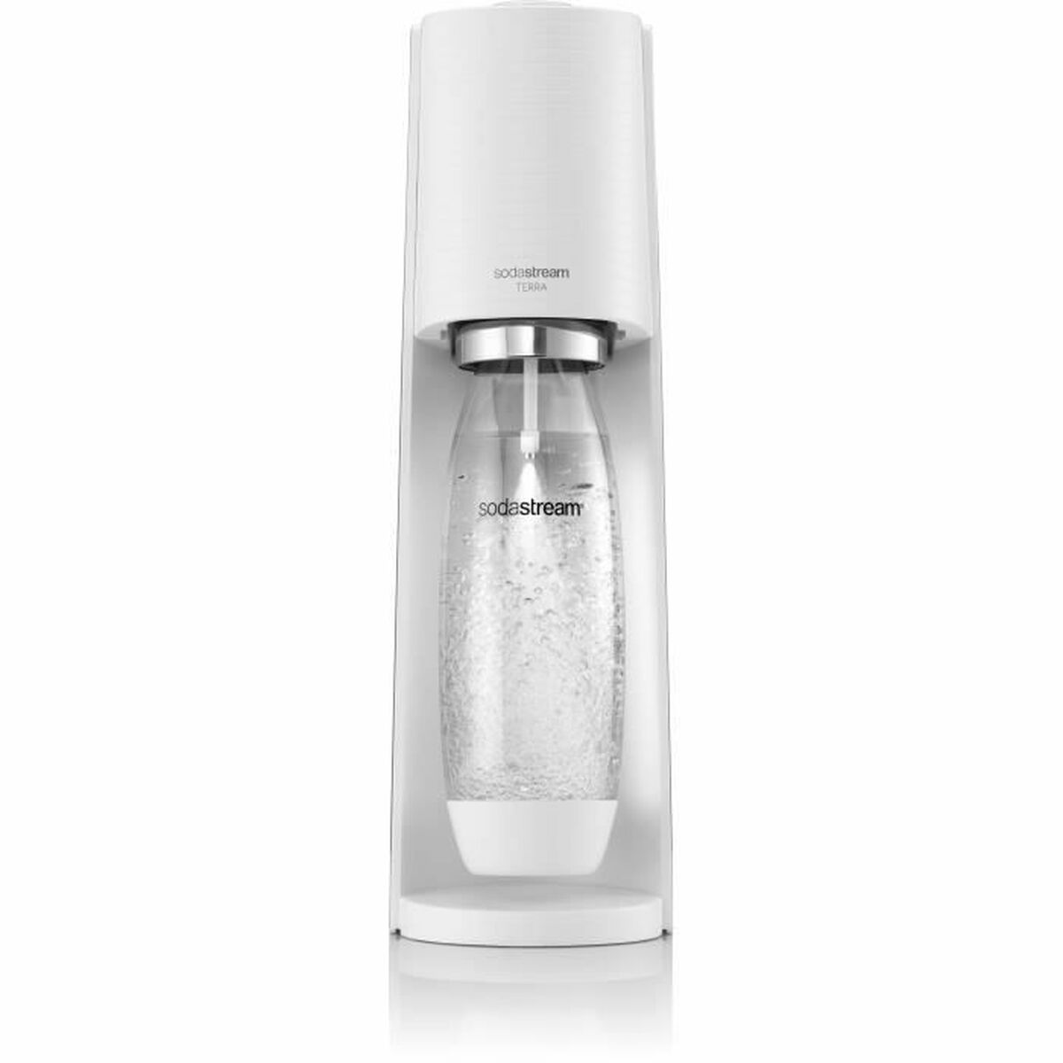 Un gasatore d'acqua SodaStream Terra bianco con una bottiglia trasparente. Si trova su una base bianca su sfondo bianco.
