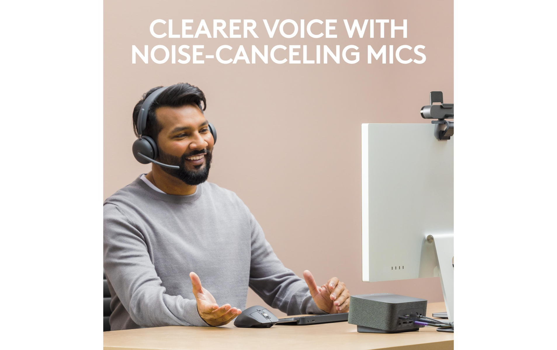 Mężczyzna w słuchawkach patrzący na ekran komputera.