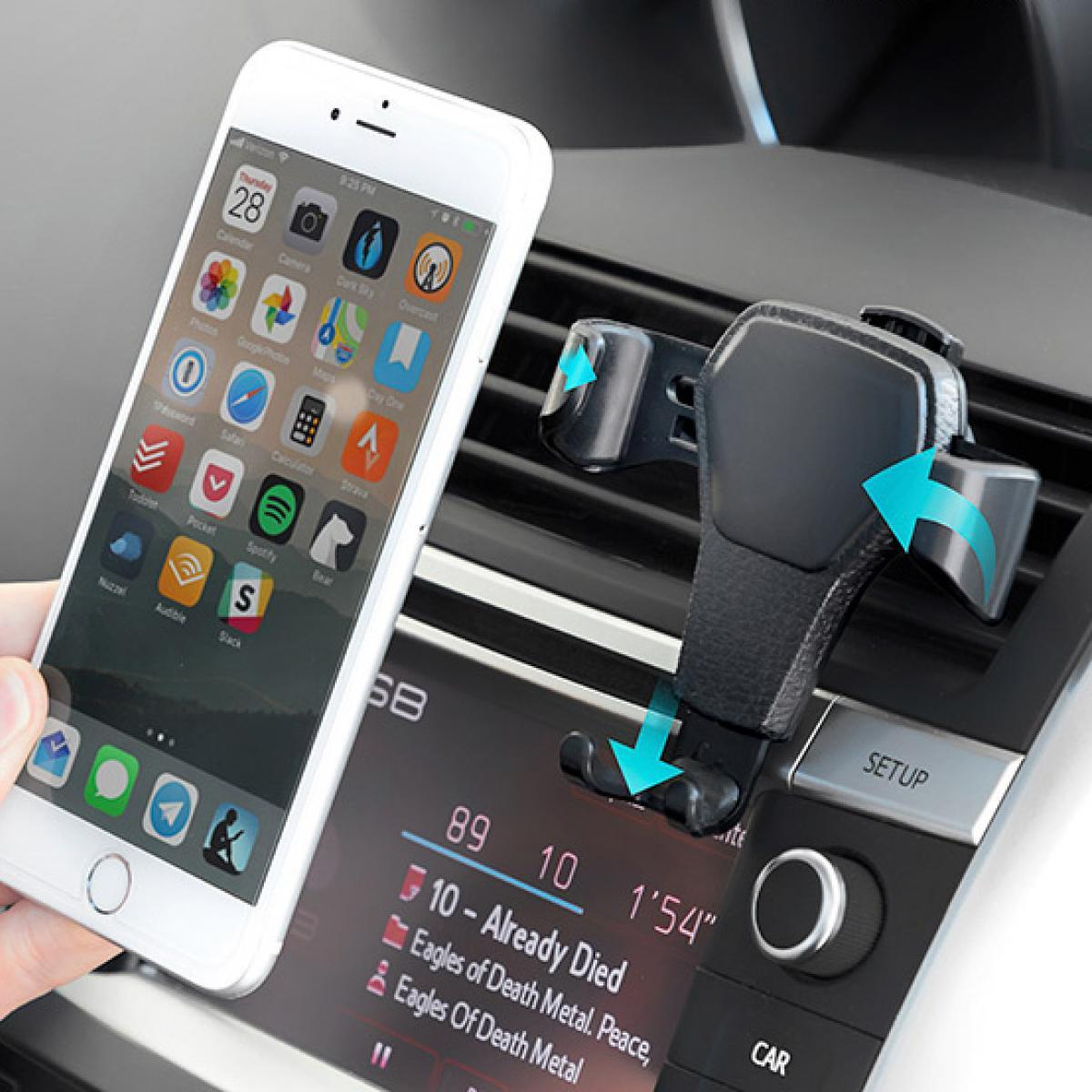 Un telefono bianco è tenuto vicino al cruscotto di un'auto. Il telefono mostra le icone delle app.